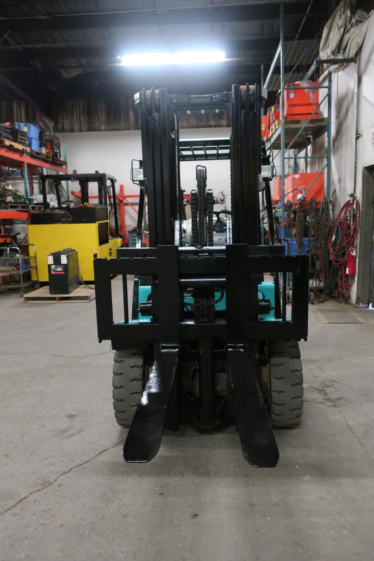 FREE CUSTOMS - Mitsubishi 7000lbs Capacity OUTDOOR Forklift with 3-stage mast - LPG (propane) - Image 2 of 2