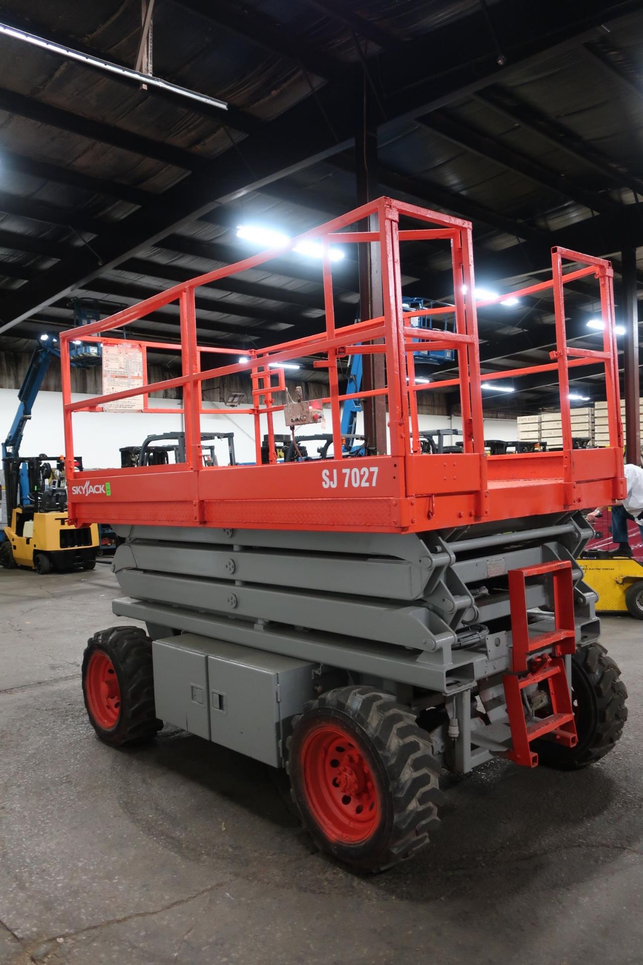 FREE CUSTOMS - Skyjack SJ7027 Motorized Scissor Lift 4x4 4WD with LOW HOURS - Image 4 of 4