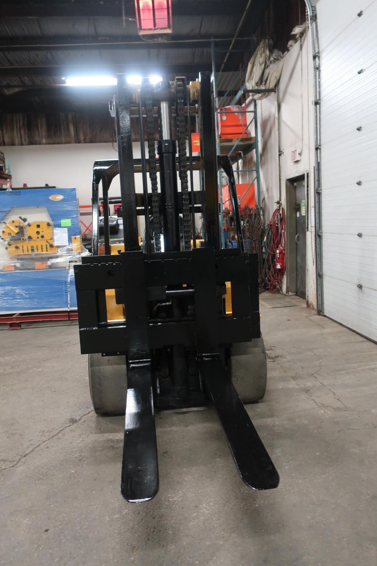 FREE CUSTOMS- CAT 13500lbs Capacity Forklift with LOW HOURS & 58" forks with SIDESHIFT - GAS unit - Image 2 of 4