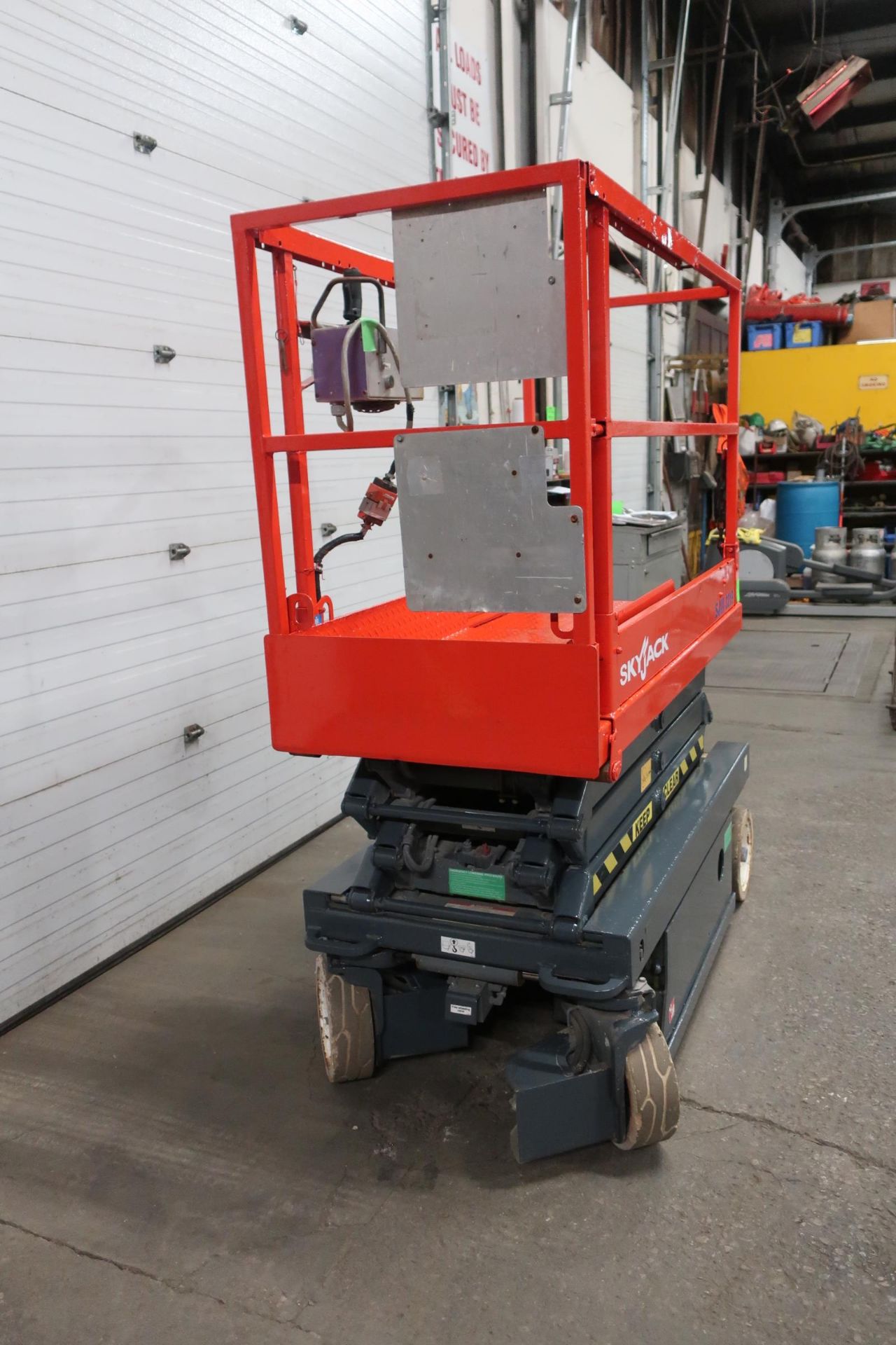 FREE CUSTOMS - SkyJack III Electric Scissor Lift model 3219 - 19 feet lift with pendant controller - Image 2 of 2