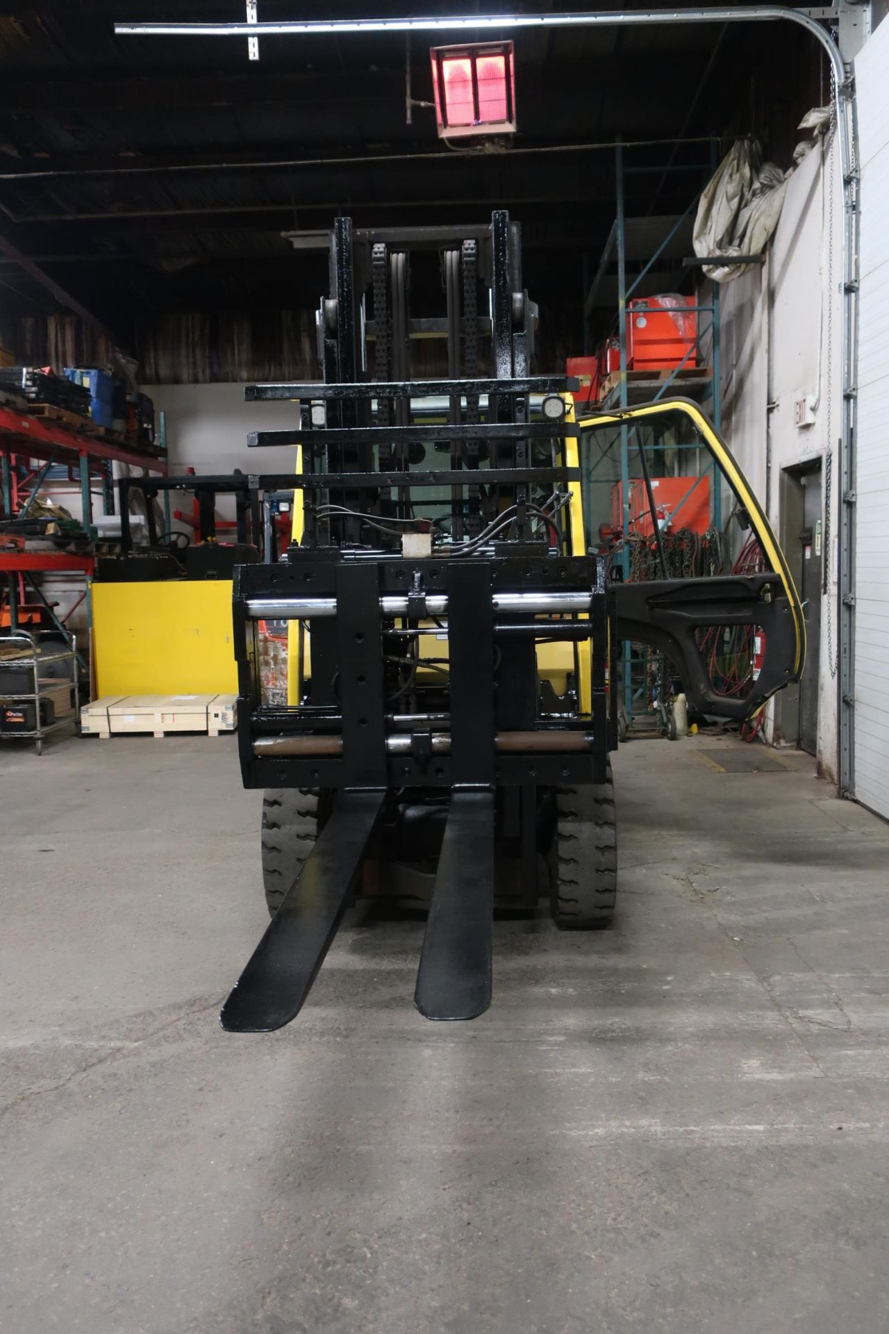 FREE CUSTOMS - 2014 Hyster 10000lbs Capacity OUTDOOR Forklift with 72" forks and fork positioners - Image 2 of 3