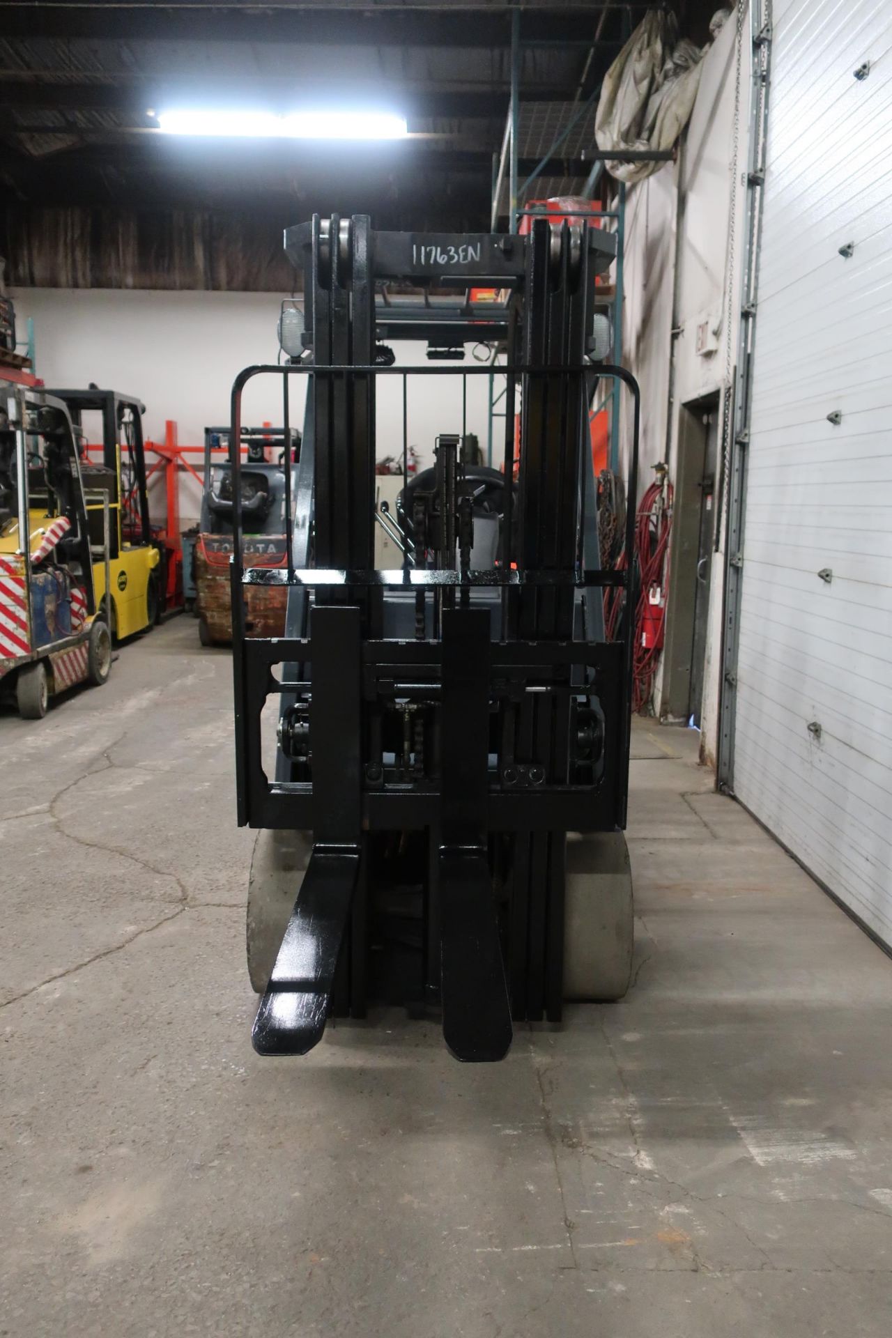 FREE CUSTOMS - 2014 Toyota 6300lbs Electric Forklift with sideshift and 3-stage mast - Image 2 of 2