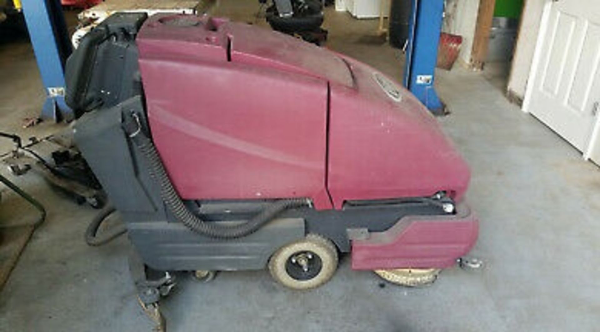 Minuteman Electric Floor Sweeper Scrubber model ES2832 Easy Scrub - NICE UNIT