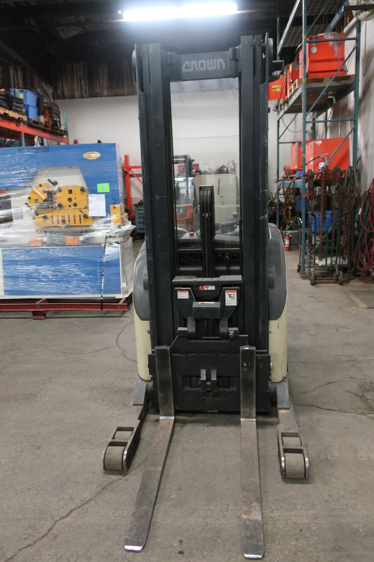 Crown Reach Truck Pallet Lifter 3500lbs capacity unit ELECTRIC with sideshift - Image 2 of 4