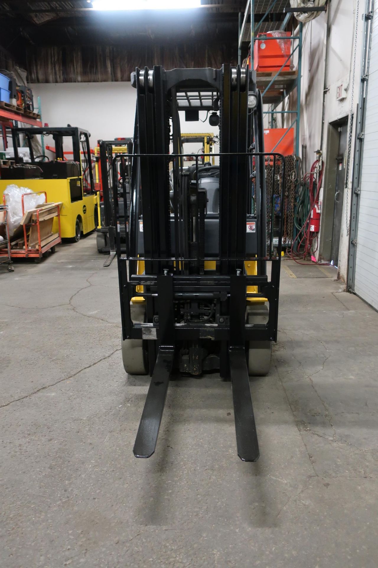 FREE CUSTOMS - 2011 Yale 5000lbs Capacity Forklift with 3-stage mast - LPG (propane) with - Image 2 of 2