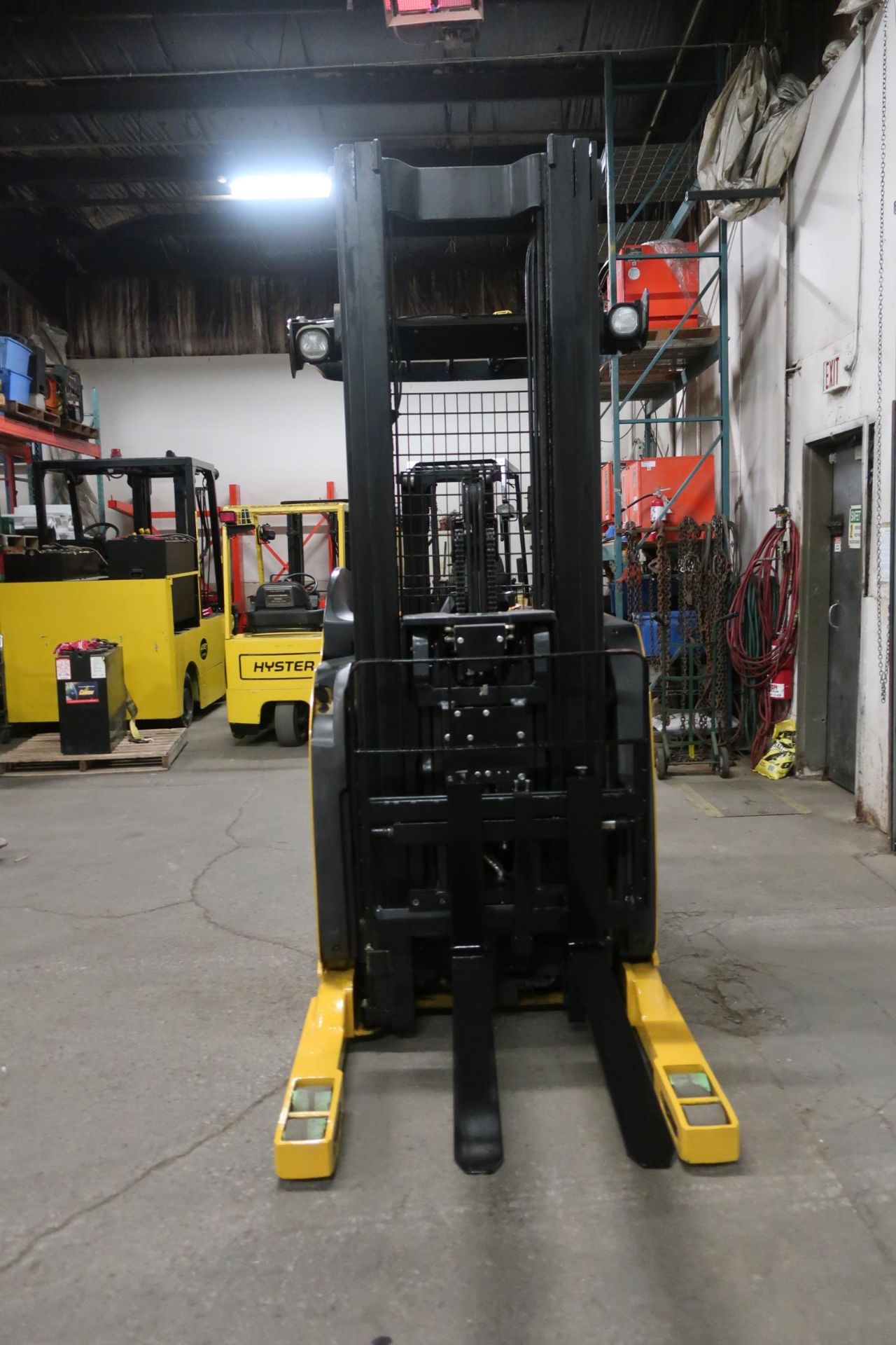 2011 Yale Reach Truck Pallet Lifter 3500lbs capacity unit ELECTRIC with sideshift - Image 2 of 3