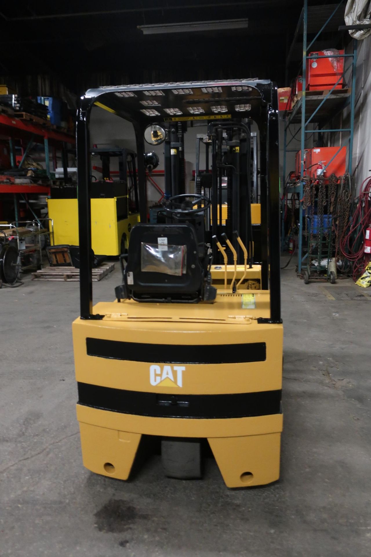 CAT 4000lbs Electric Forklift 3-wheel units with 3-stage mast and sideshift - Image 2 of 3