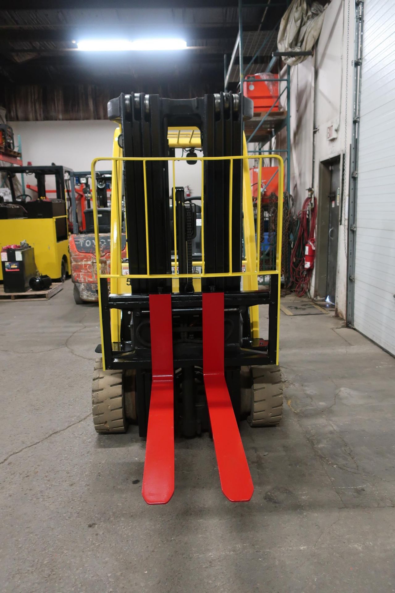 FREE CUSTOMS - 2013 Hyster 5000lbs Capacity Forklift with 4-STAGE MAST- LPG (propane) with sideshift - Image 2 of 2