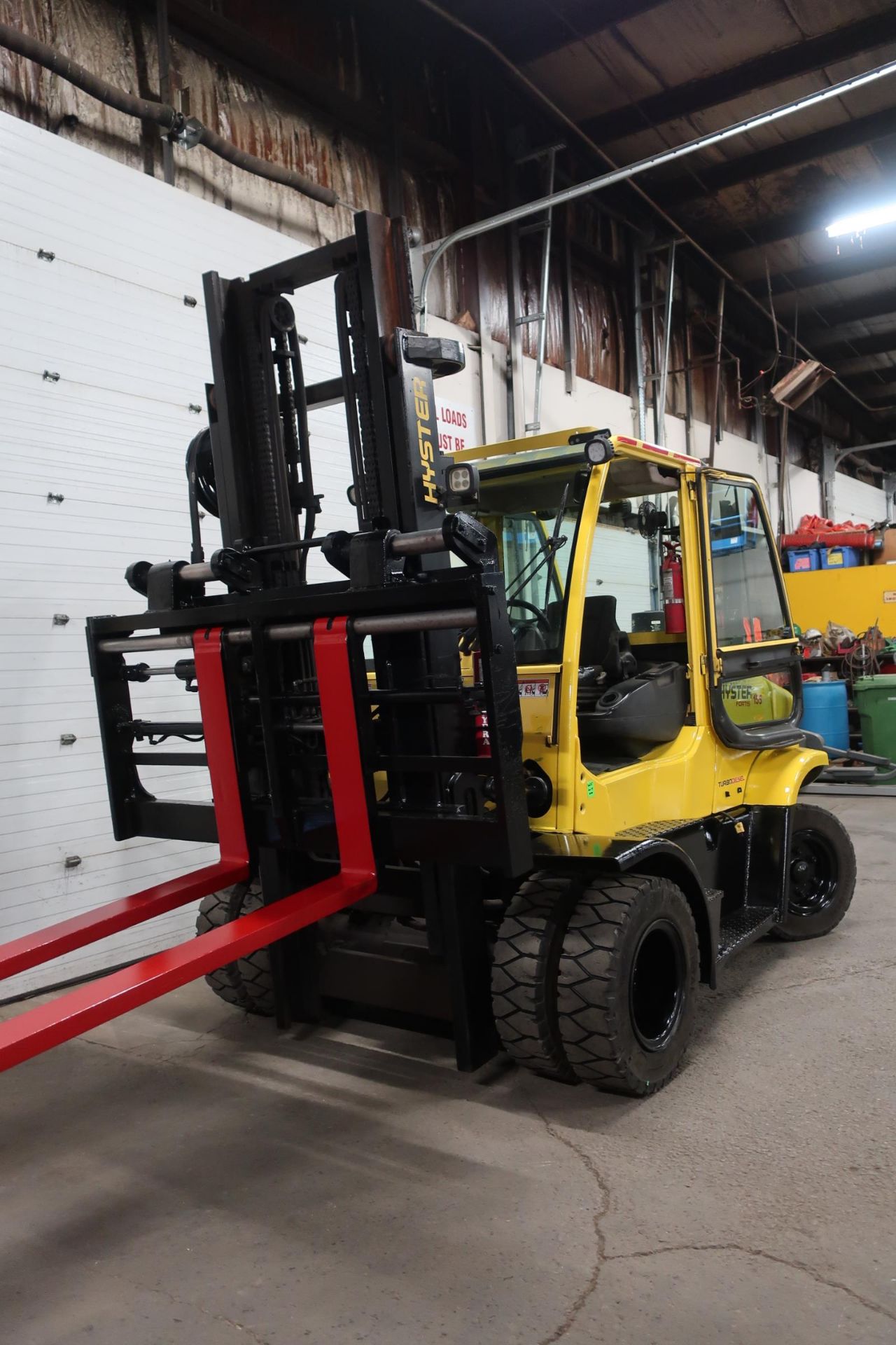 FREE CUSTOMS - 2015 Hyster 15500lbs Capacity OUTDOOR Forklift with Fork Positioner, Sideshift & - Image 4 of 5