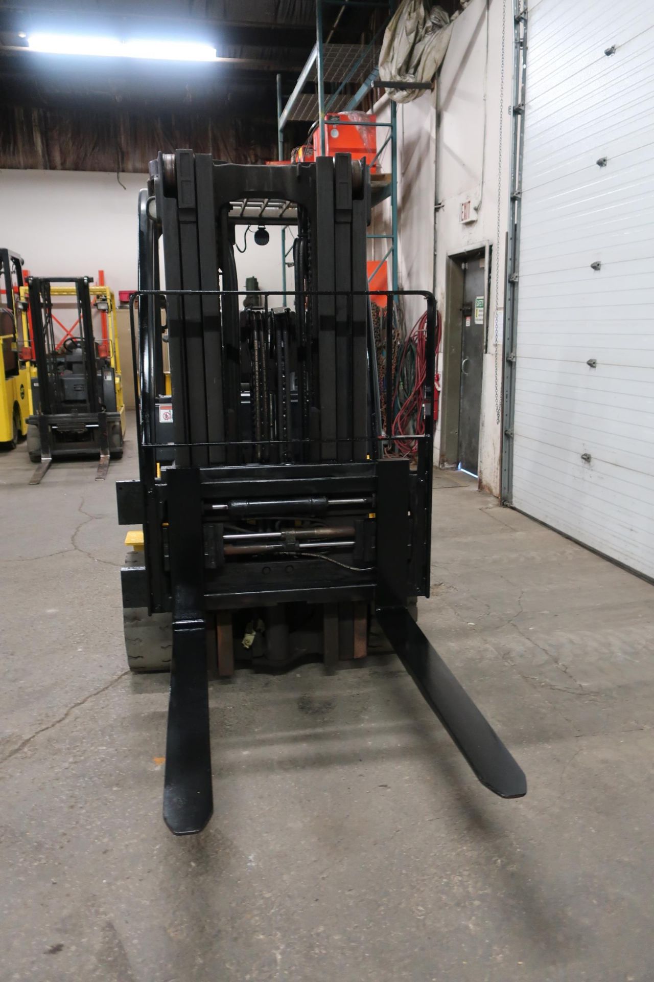 FREE CUSTOMS - 2012 Yale 8000lbs Capacity Forklift with 3-stage mast - LPG (propane) with - Image 2 of 2