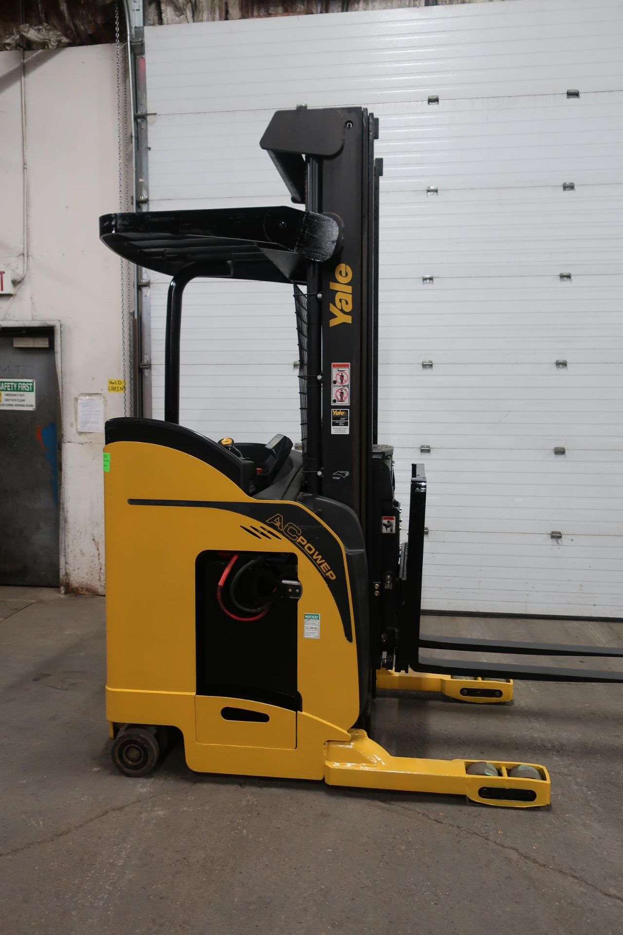 2011 Yale Reach Truck Pallet Lifter 3500lbs capacity unit ELECTRIC with sideshift