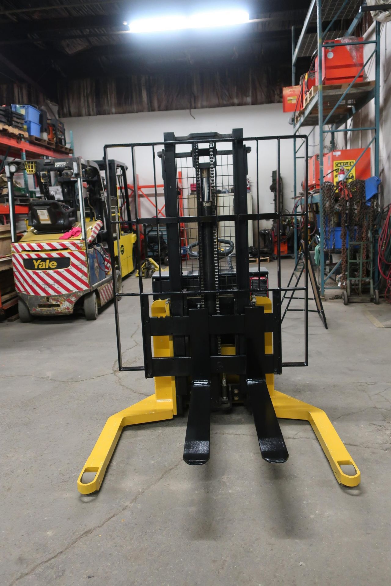 2008 Yale Stacker Order Picker Pallet Lifter unit 4000lbs capacity ELECTRIC VERY LOW HOURS - Image 2 of 2