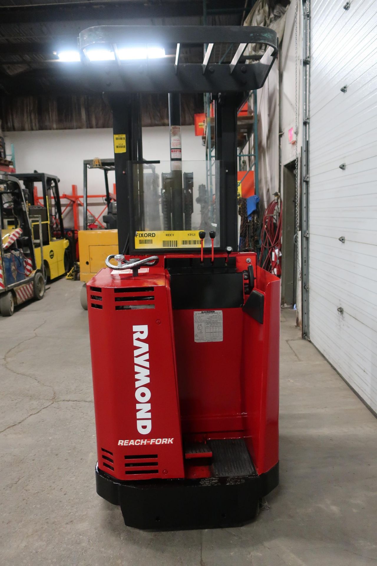 Raymond Electric Reach Truck 3000lbs capacity ELECTRIC with sideshift and LOW HOURS