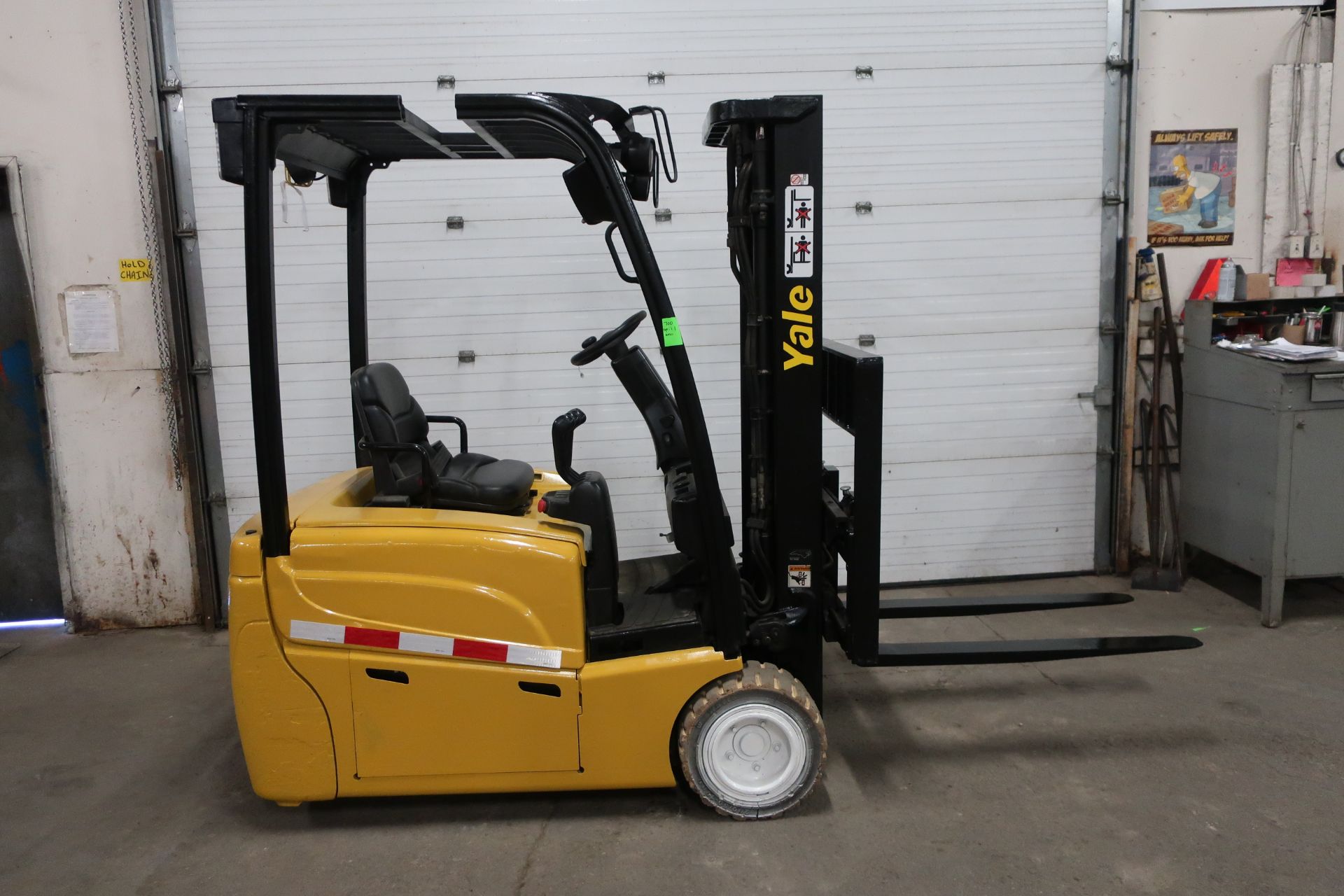 2010 Yale 3000lbs Electric Forklift 3-wheel units with 3-stage Mast and sideshift and LOW HOURS