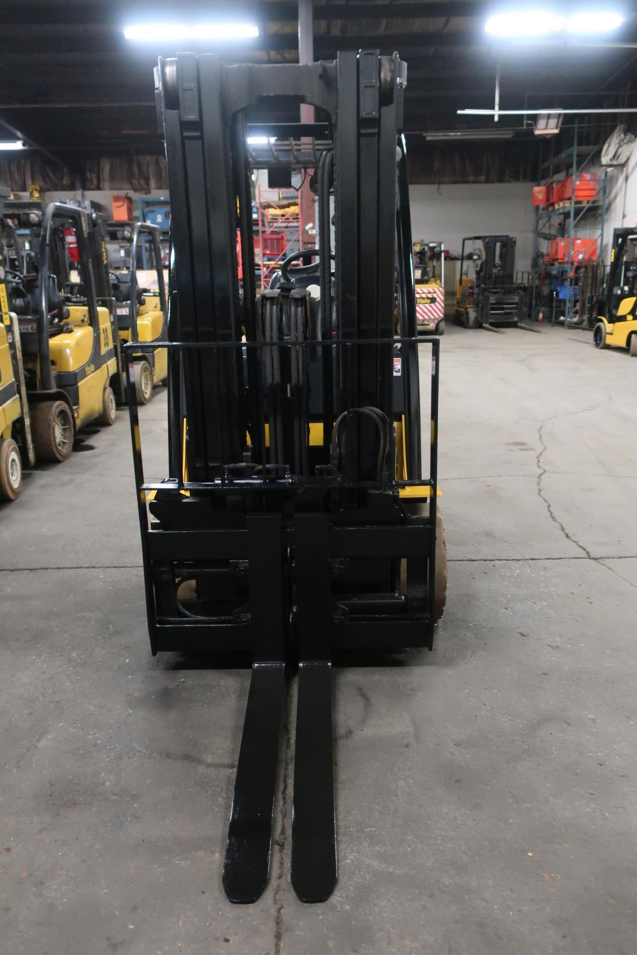 FREE CUSTOMS - 2015 Yale 7000lbs Capacity Forklift with 3-stage mast - LPG (propane) (no propane - Image 2 of 2