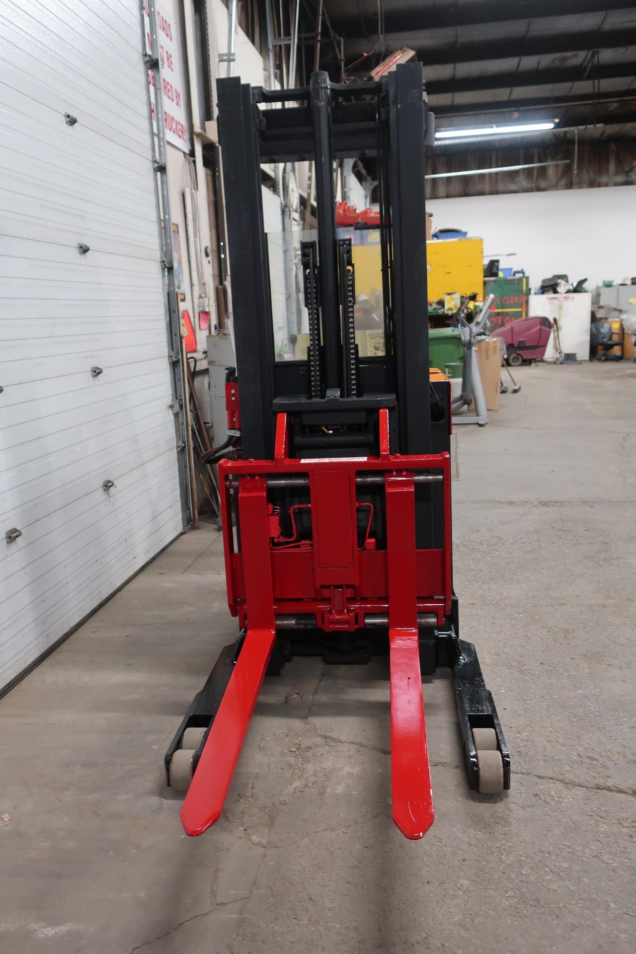 Raymond Electric Reach Truck 3000lbs capacity ELECTRIC with sideshift and LOW HOURS - Image 2 of 2