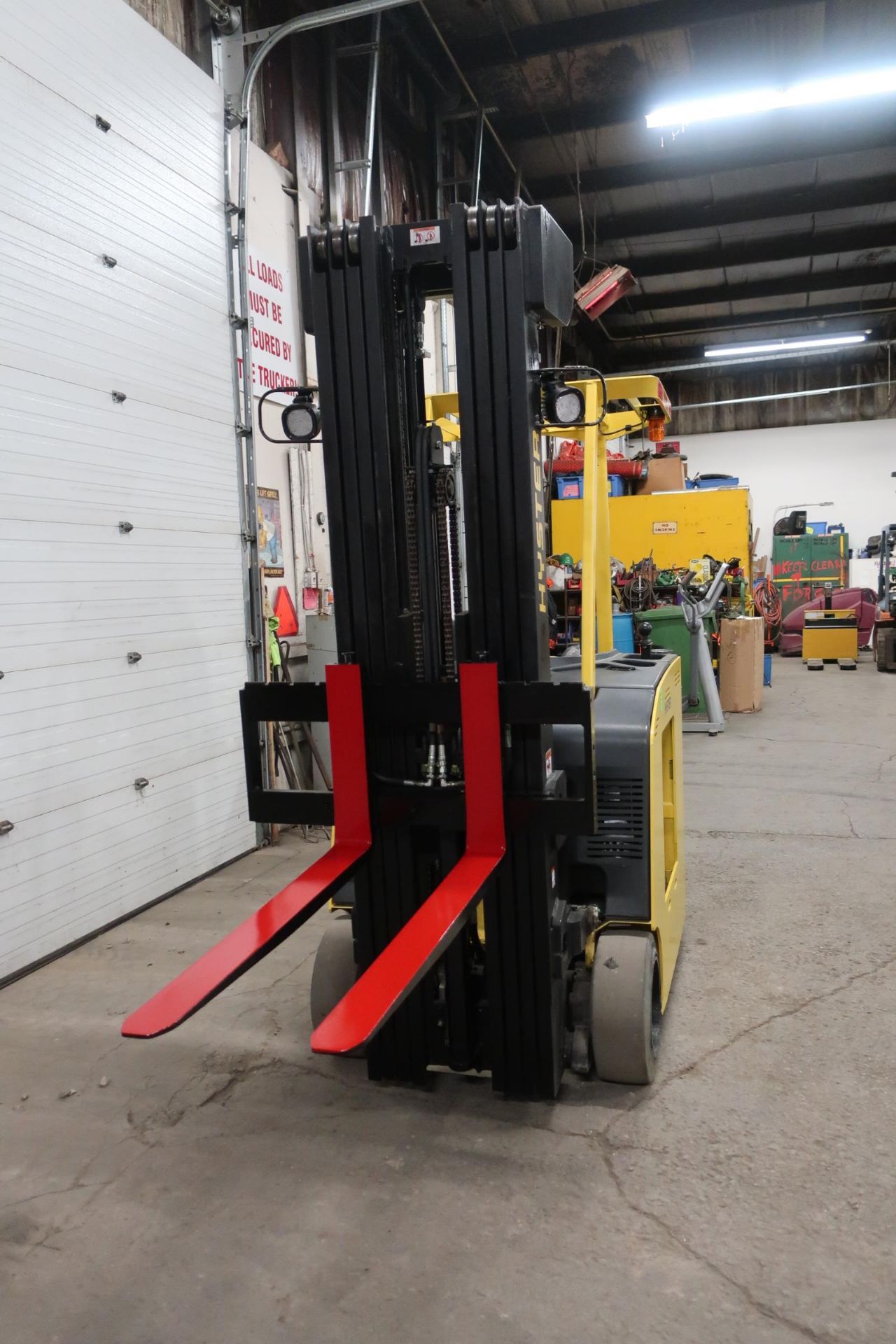 FREE CUSTOMS - 2014 Hyster Reach Truck Pallet Lifter 3200lbs capacity unit 4-stage ELECTRIC with - Image 2 of 2