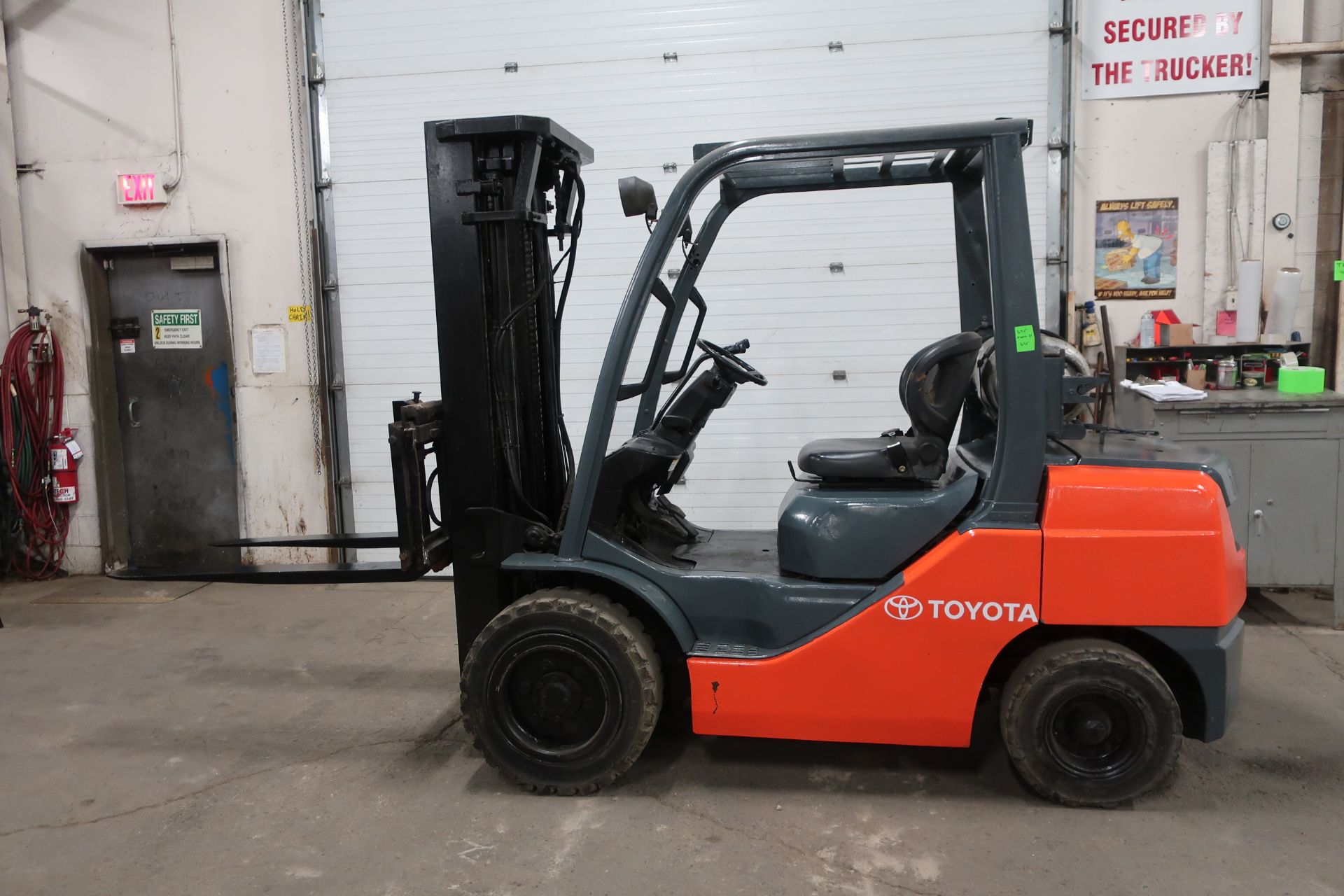 FREE CUSTOMS - Toyota 6000lbs Capacity Forklift with 3-stage Mast and sideshift - LPG (propane) unit