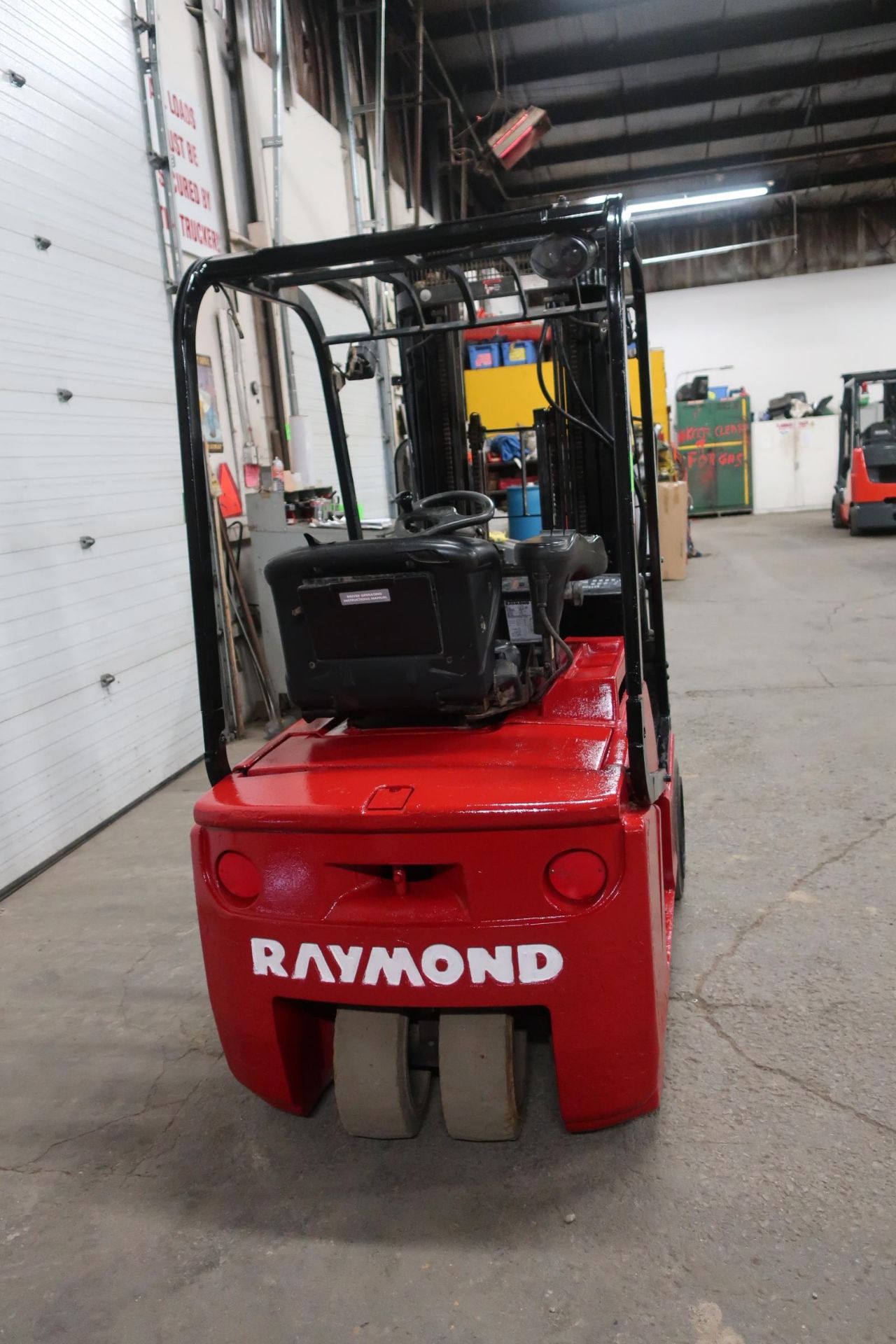 Raymond 3000lbs Electric Forklift 3-wheel units with 3-stage Mast and sideshift and LOW HOURS - Image 3 of 3