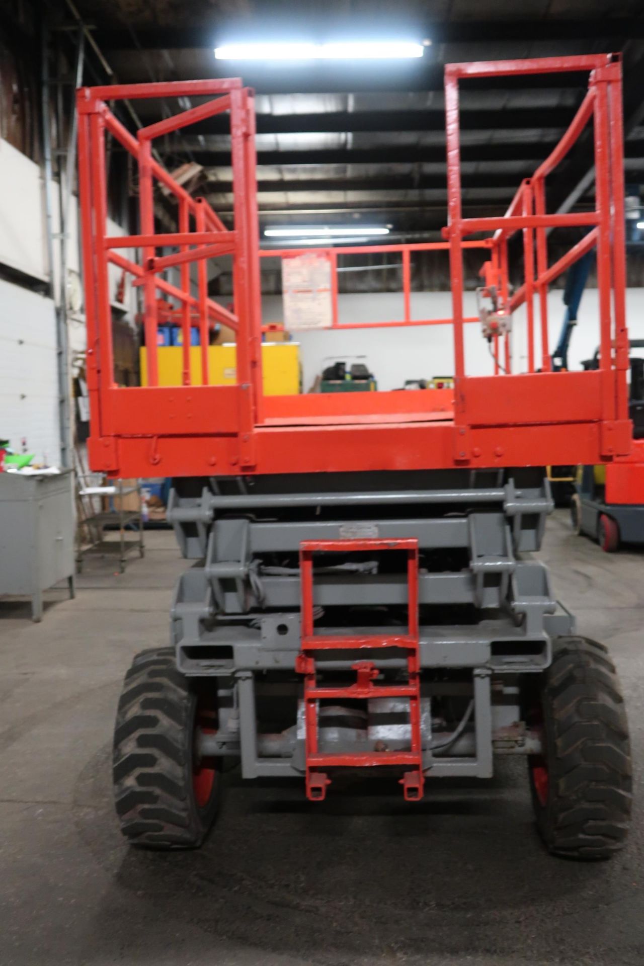 2010 Yale 3000lbs Electric Forklift 3-wheel units with 3-stage Mast and sideshift and LOW HOURS - Image 3 of 4
