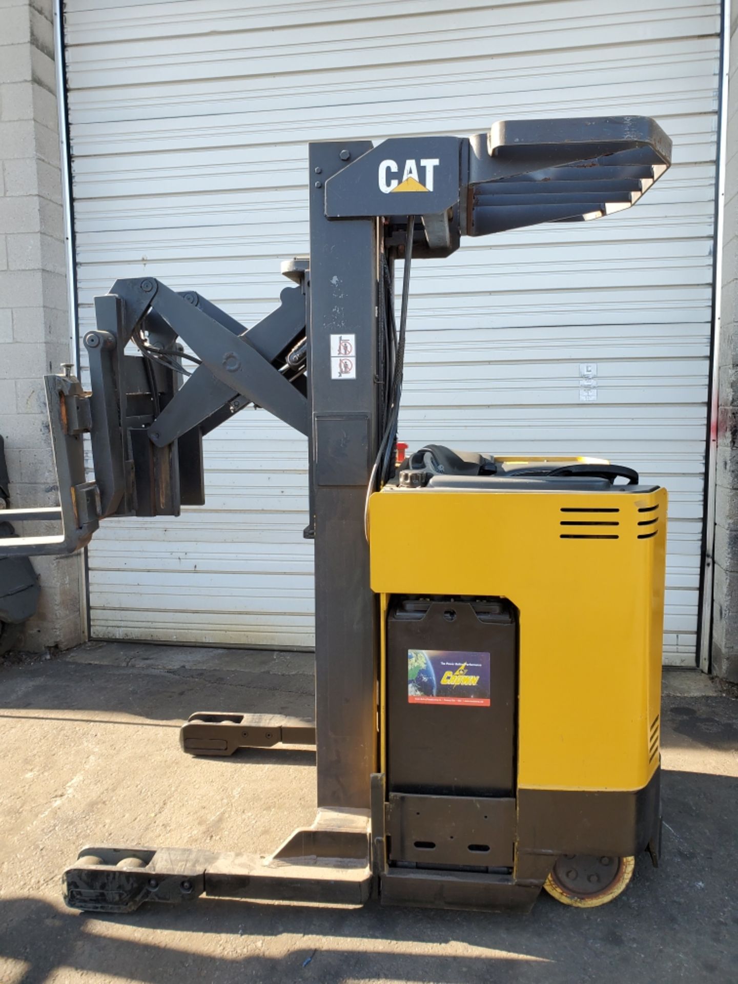 FREE CUSTOMS - 2005 CAT Reach Truck Stand On - 24V with charger Pallet Lifter 3000lbs capacity unit