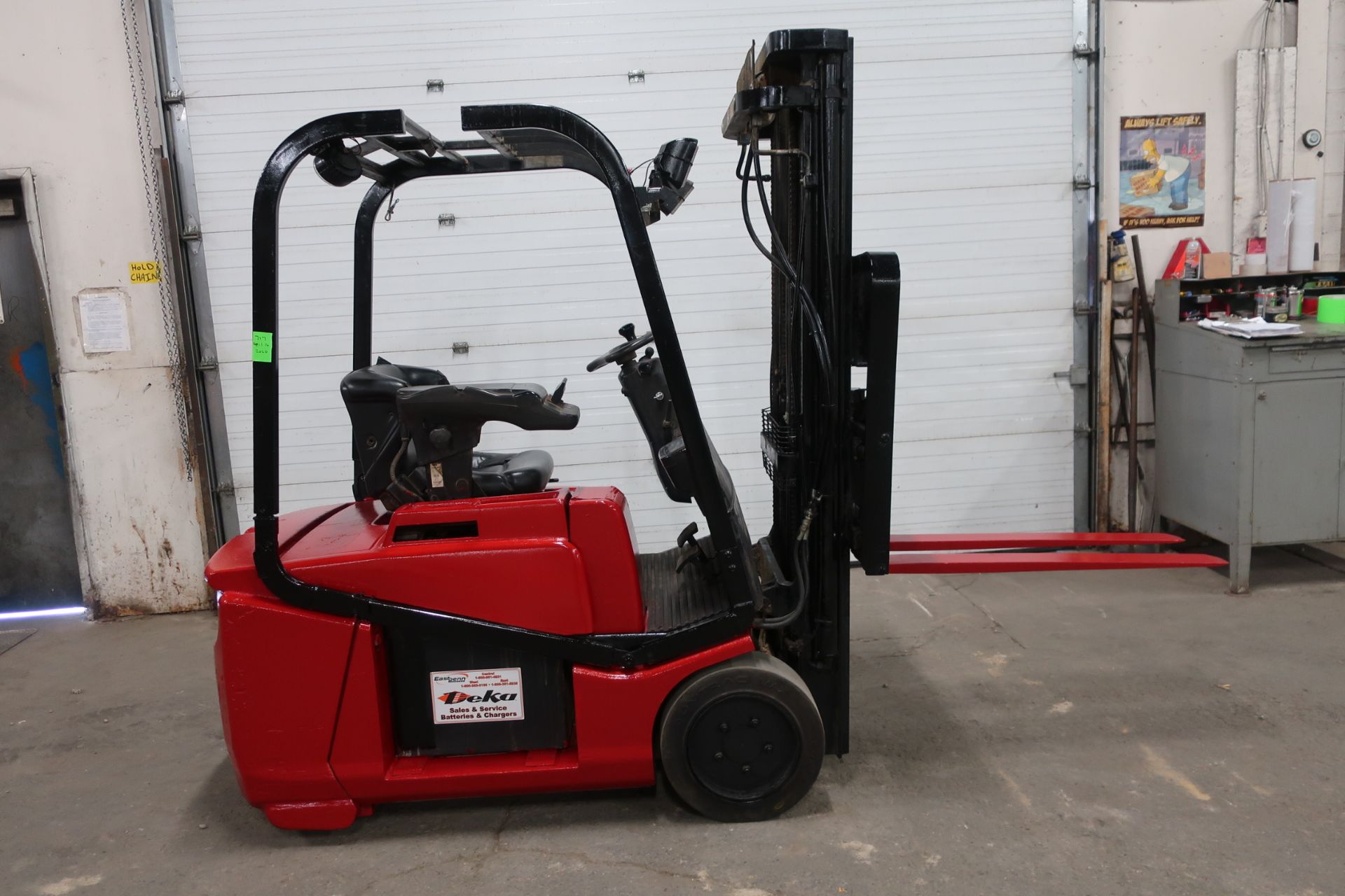 Raymond 3000lbs Electric Forklift 3-wheel units with 3-stage Mast and sideshift and LOW HOURS