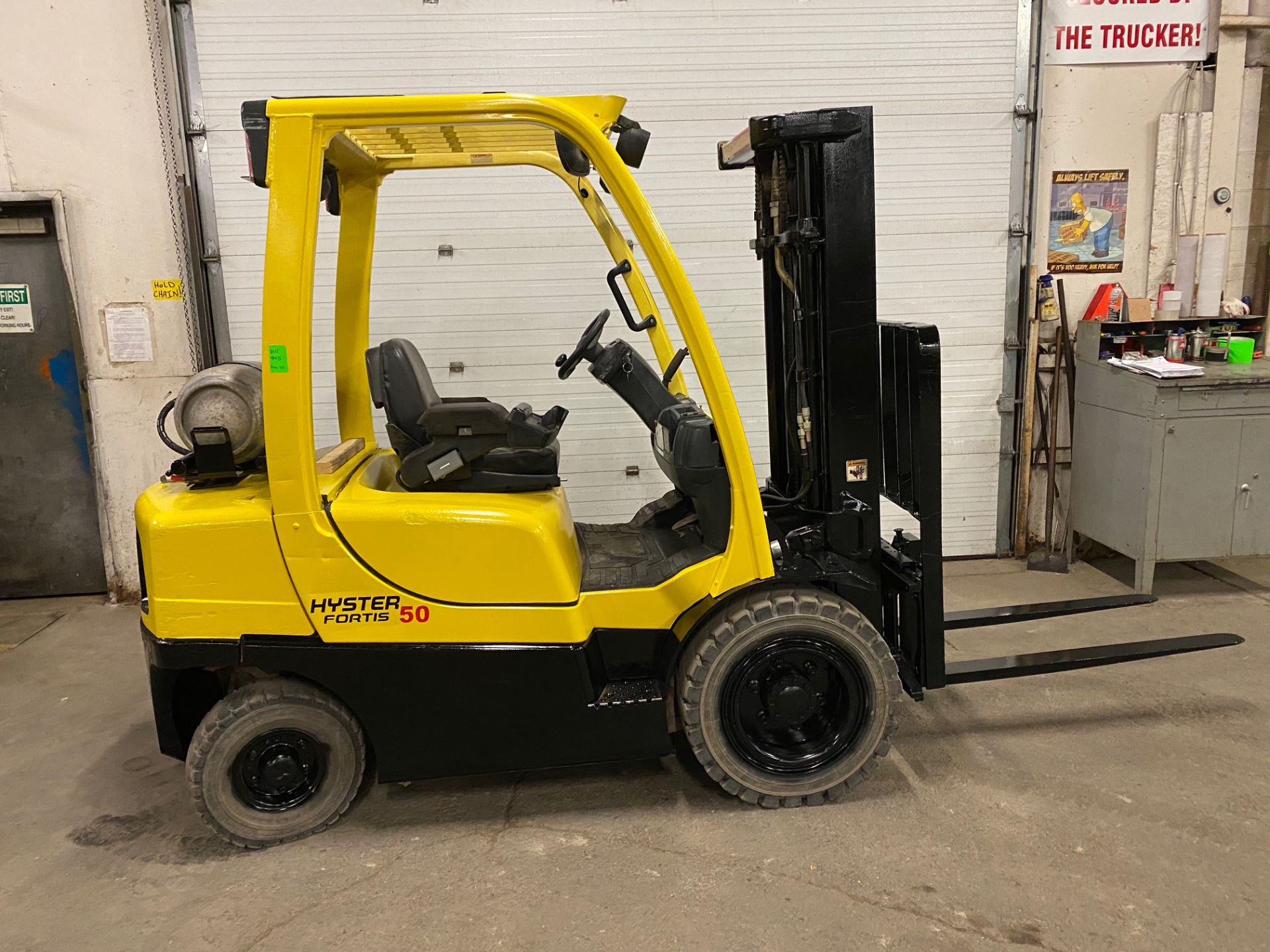 FREE CUSTOMS - 2005 Hyster 5000lbs Capacity OUTDOOR Forklift LPG (Propane) with 3-stage mast &