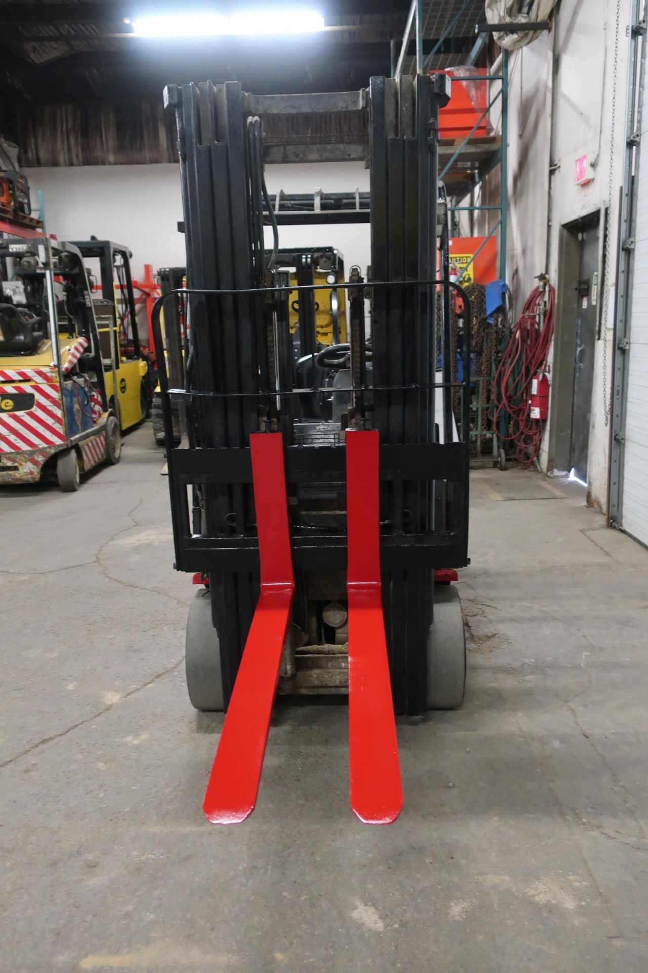 Raymond 3000lbs Electric Forklift 3-wheel units with 3-stage Mast and sideshift and LOW HOURS - Image 2 of 3