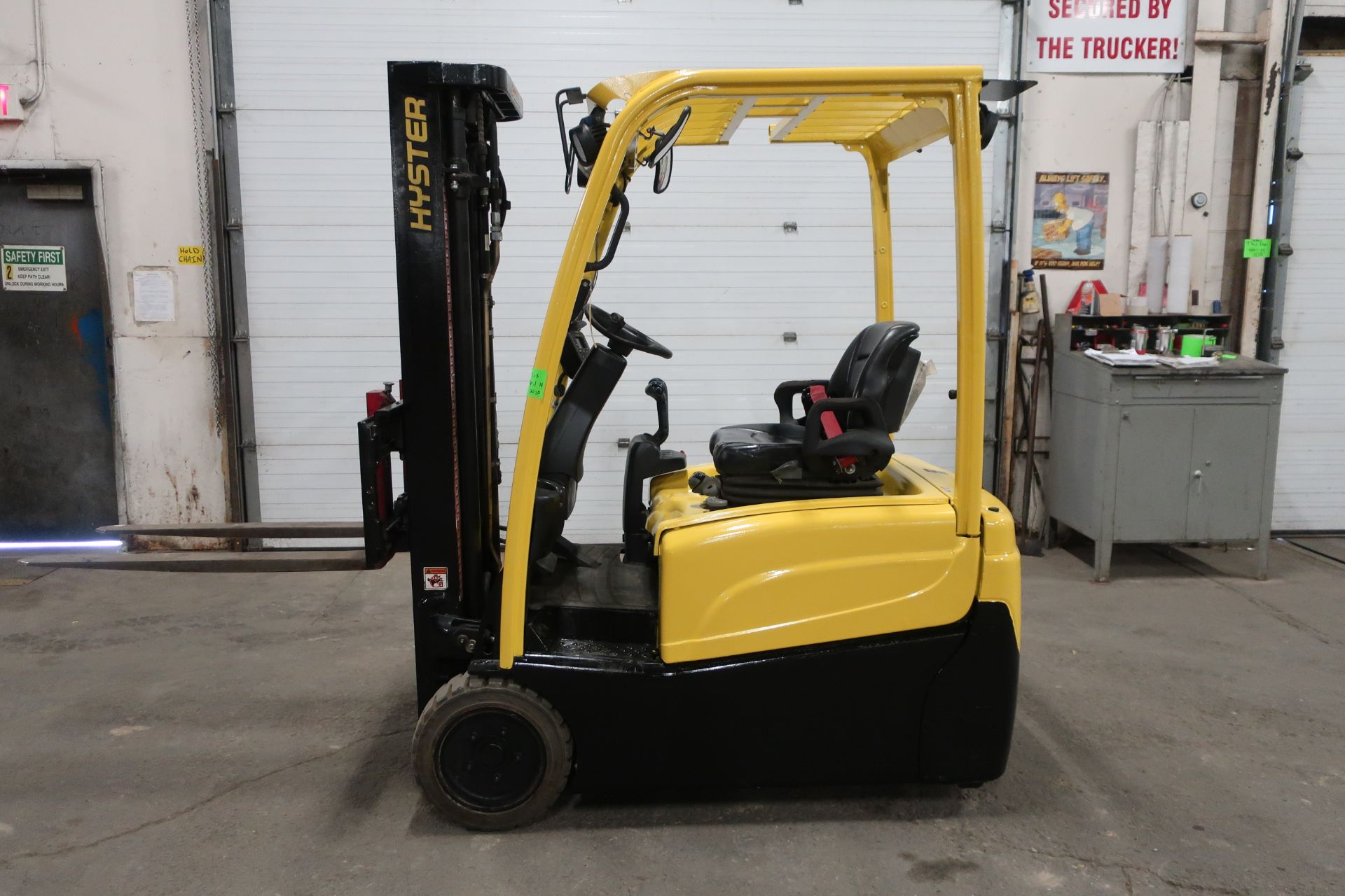 2015 Hyster 3500lbs Electric Forklift 3-wheel units with 3-stage Mast and sideshift and LOW HOURS