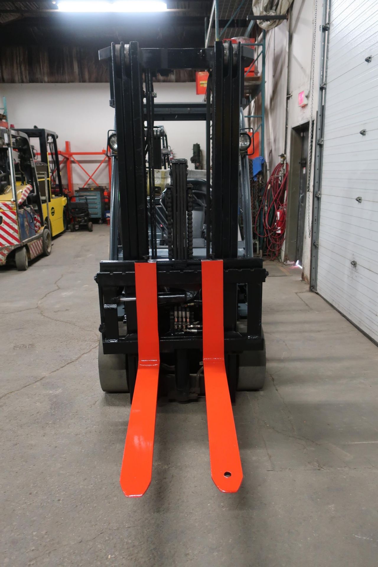 FREE CUSTOMS - 2012 Toyota 6000lbs Capacity Forklift with 3-stage mast - LPG (propane) w sideshift - Image 2 of 2