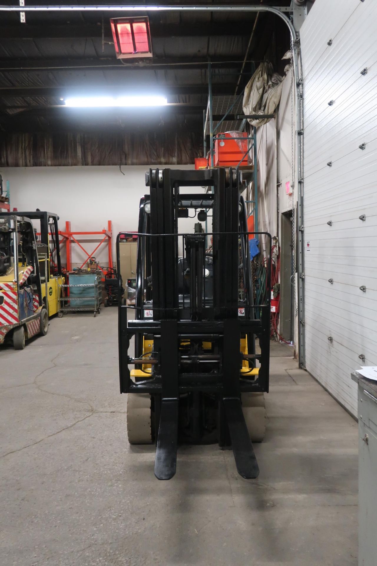 FREE CUSTOMS - 2015 Yale 6000lbs Capacity Forklift with 3-stage mast - LPG (propane) with Fork - Image 2 of 2