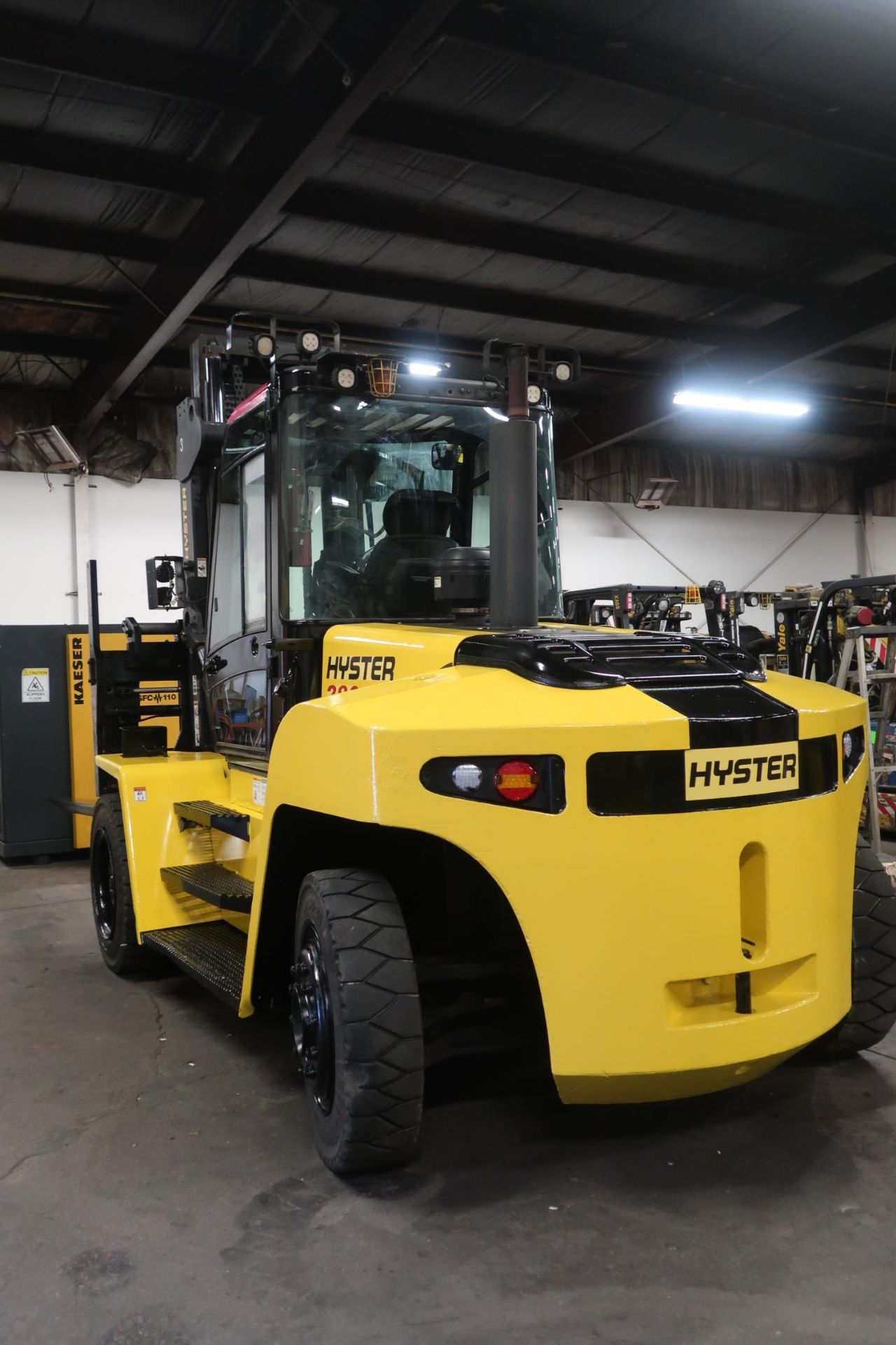 FREE CUSTOMS - 2013 Hyster 28000lbs OUTDOOR Forklift with 8' FORKS Diesel with Fork Positioner - Image 2 of 6