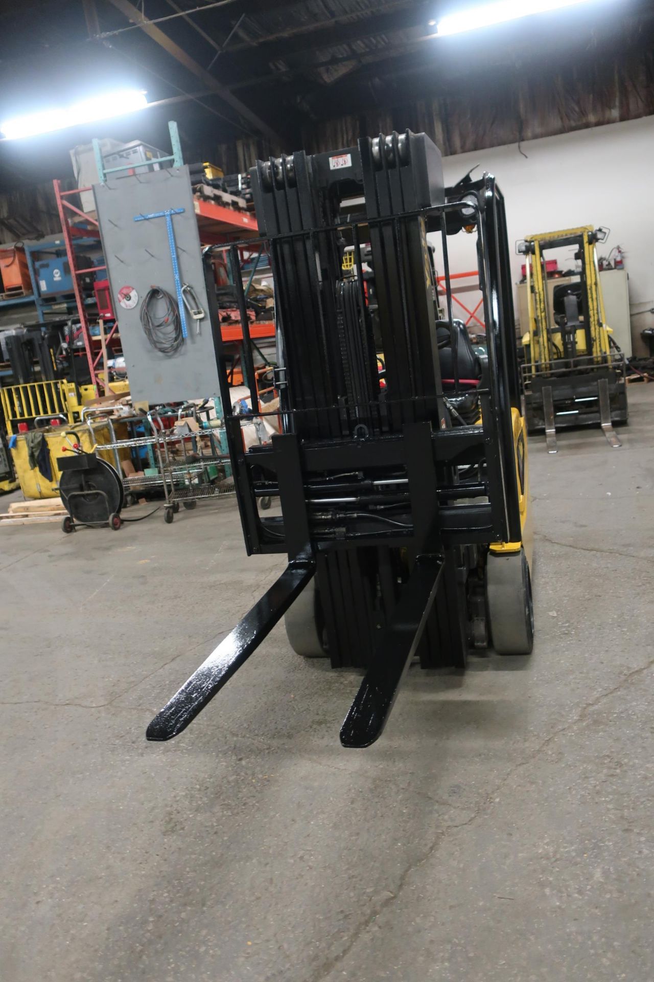 FREE CUSTOMS - 2014 Yale 3500lbs Forklift 3-Wheel unit with 4-stage Mast and Sideshift & Fork - Image 3 of 3