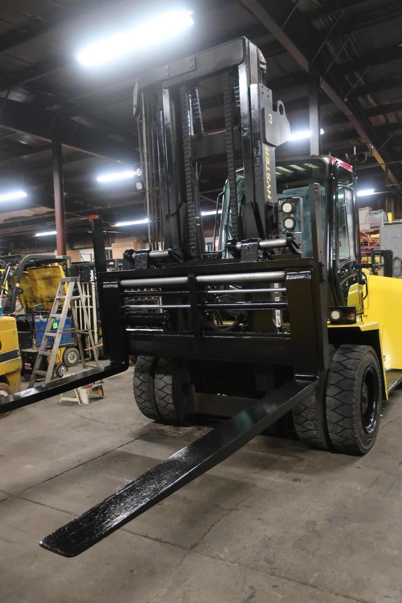 FREE CUSTOMS - 2013 Hyster 28000lbs OUTDOOR Forklift with 8' FORKS Diesel with Fork Positioner - Image 3 of 6