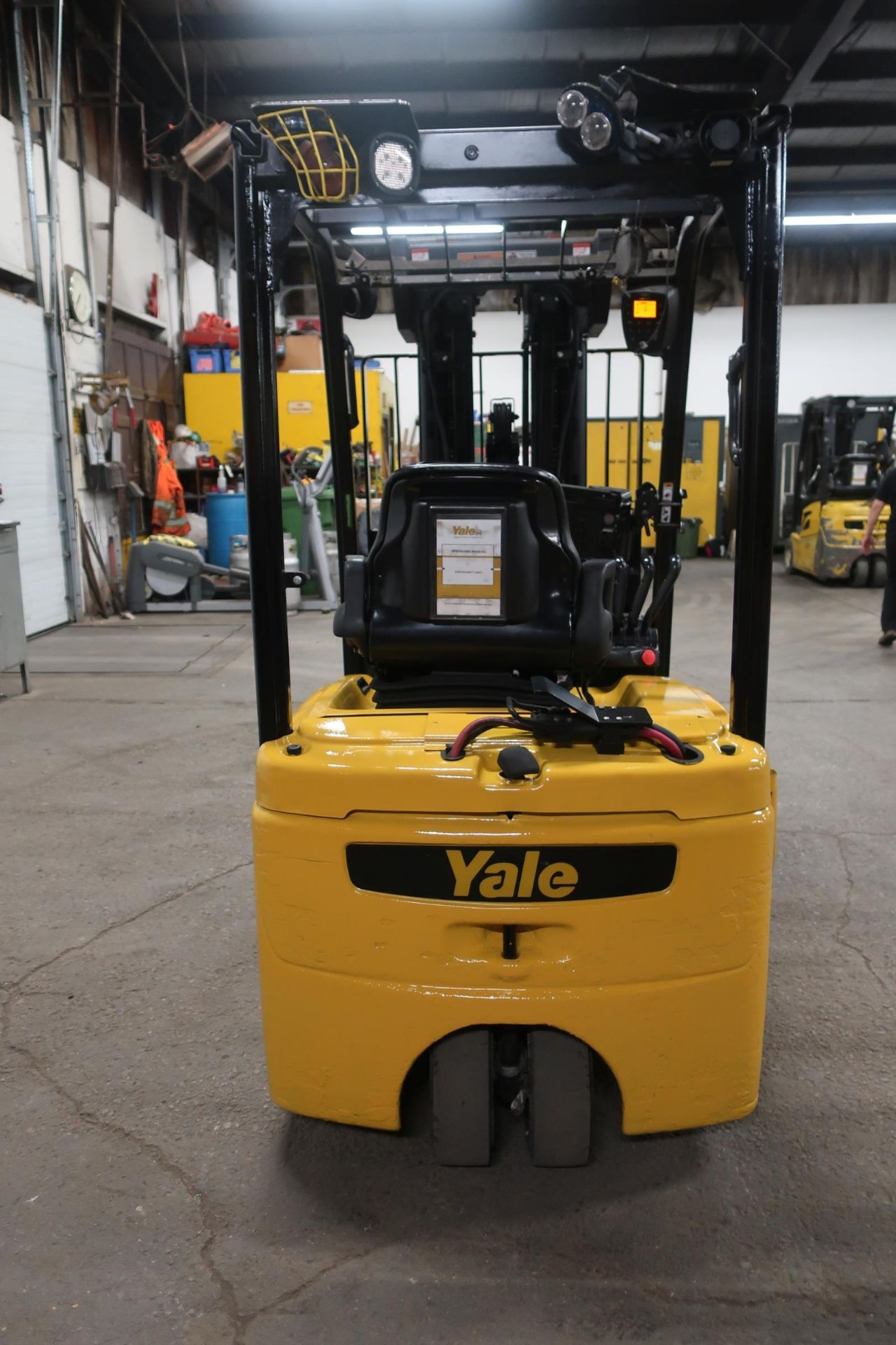 FREE CUSTOMS - 2014 Yale 3500lbs Forklift 3-Wheel unit with 4-stage Mast and Sideshift & Fork - Image 3 of 3