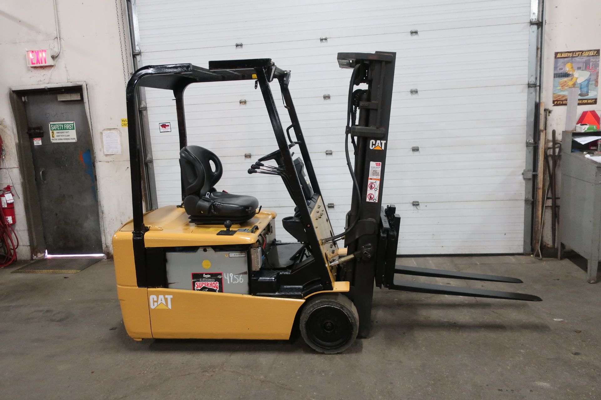 FREE CUSTOMS - CAT 3500lbs Forklift 3-Wheel unit with 3-stage Mast and Sideshift with LOW HOURS