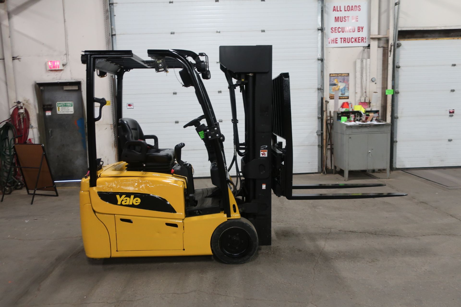 FREE CUSTOMS - 2014 Yale 3500lbs Forklift 3-Wheel unit with 4-stage Mast and Sideshift & Fork