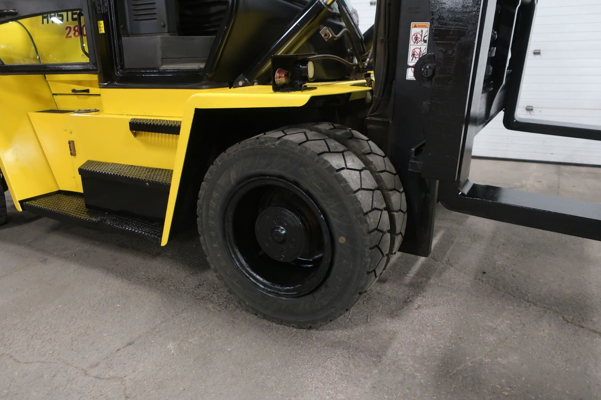 FREE CUSTOMS - 2013 Hyster 28000lbs OUTDOOR Forklift with 8' FORKS Diesel with Fork Positioner - Image 6 of 6