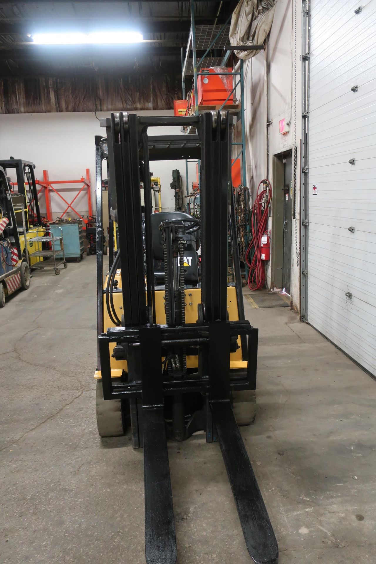 FREE CUSTOMS - CAT 3500lbs Forklift 3-Wheel unit with 3-stage Mast and Sideshift with LOW HOURS - Image 2 of 2