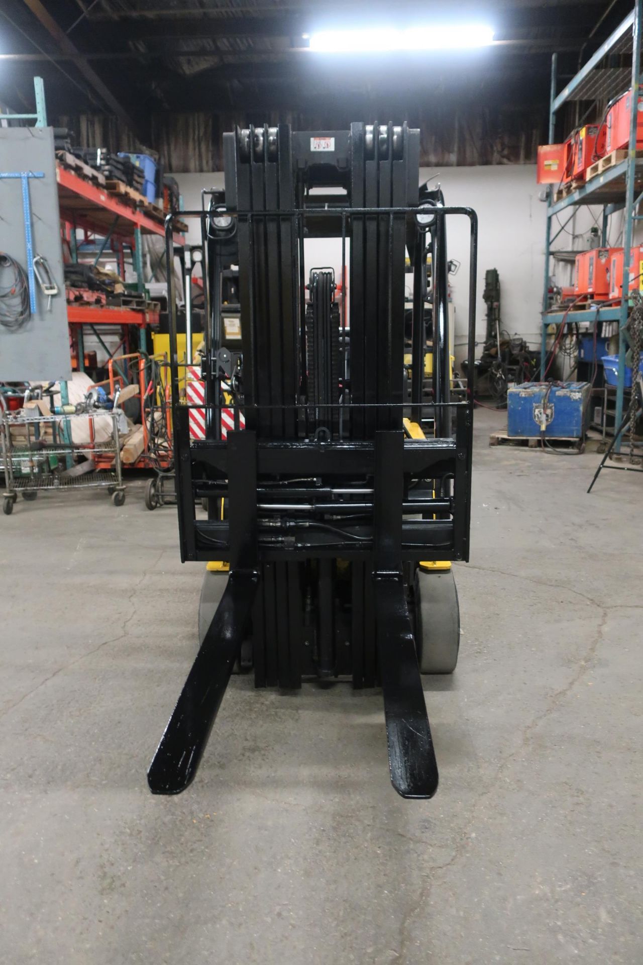 FREE CUSTOMS - 2014 Yale 3500lbs Forklift 3-Wheel unit with 4-stage Mast and Sideshift & Fork - Image 2 of 3