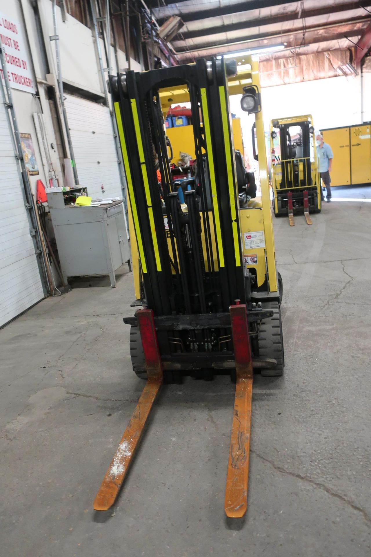 FREE CUSTOMS - 2012 Hyster 5000lbs Capacity Forklift with 3-stage mast - ELECTRIC with sideshift - Image 2 of 2