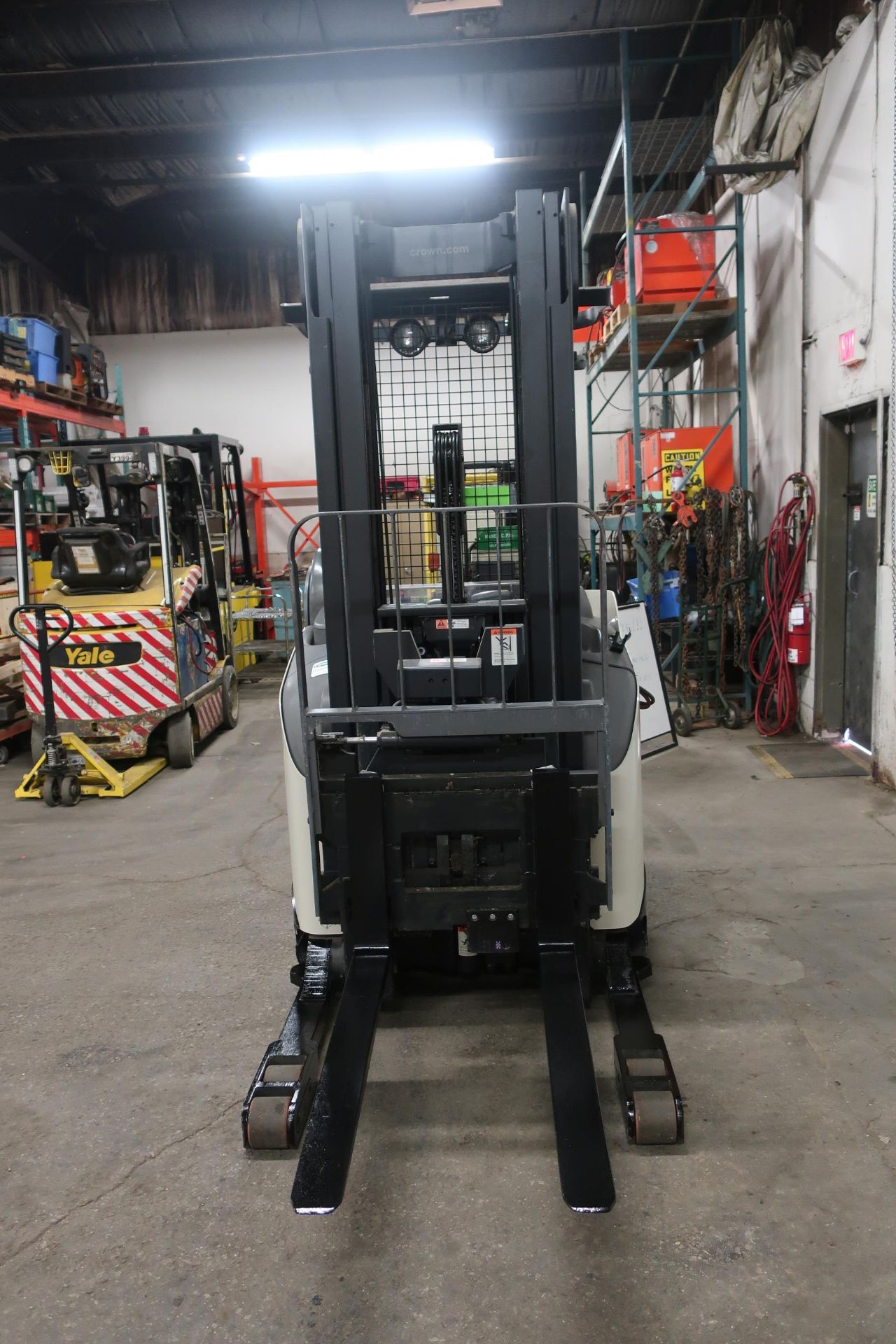 FREE CUSTOMS - Crown Reach Truck Pallet Lifter SIT DOWN or STAND UP LOW HOURS & ELECTRIC w - Image 5 of 6