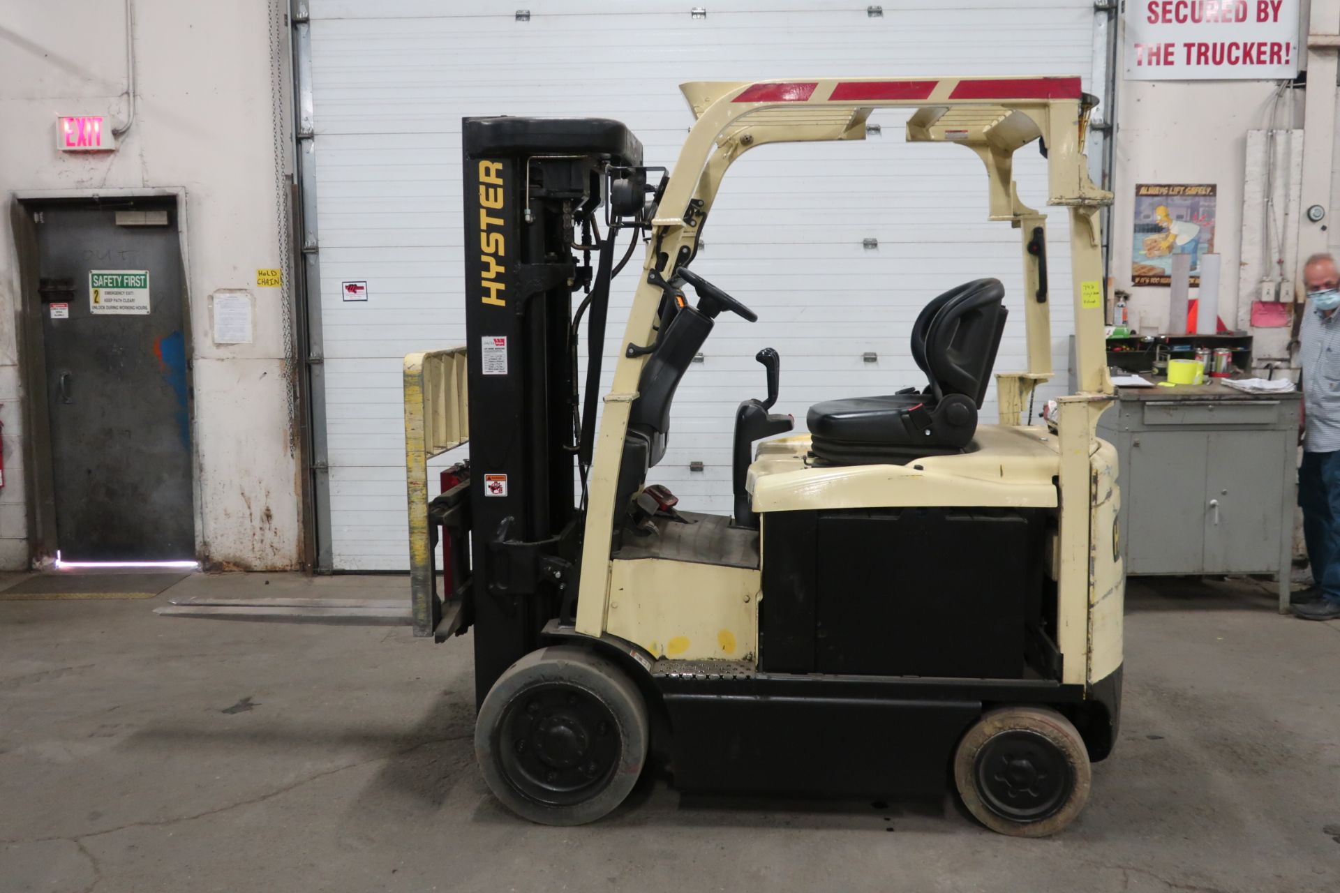 FREE CUSTOMS - 2014 Hyster 5000lbs Capacity Forklift with 4-stage mast - electric with charger