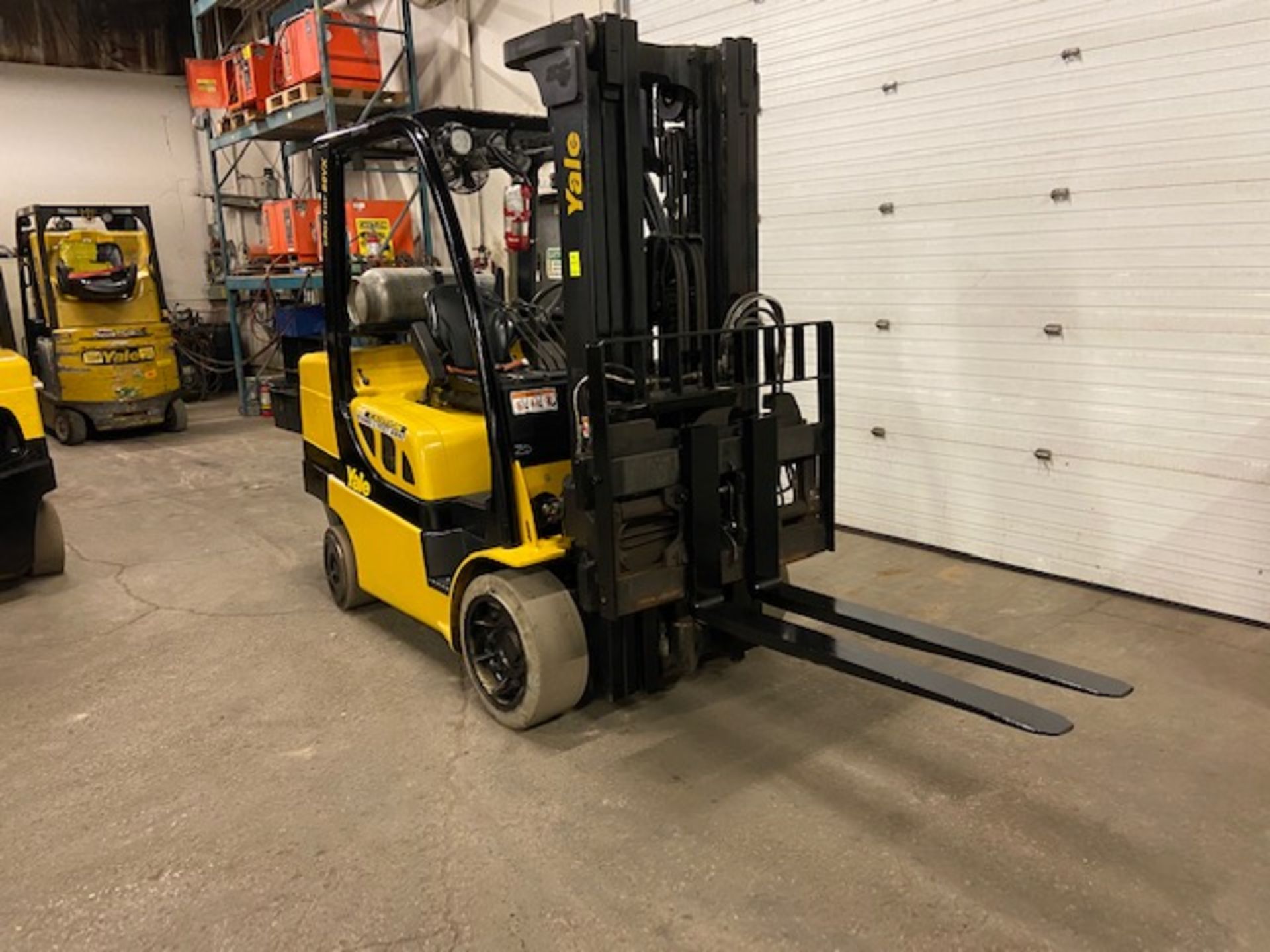 FREE CUSTOMS - 2014 Yale 8000lbs Capacity Forklift with 3-stage mast - LPG (propane) with - Image 2 of 2