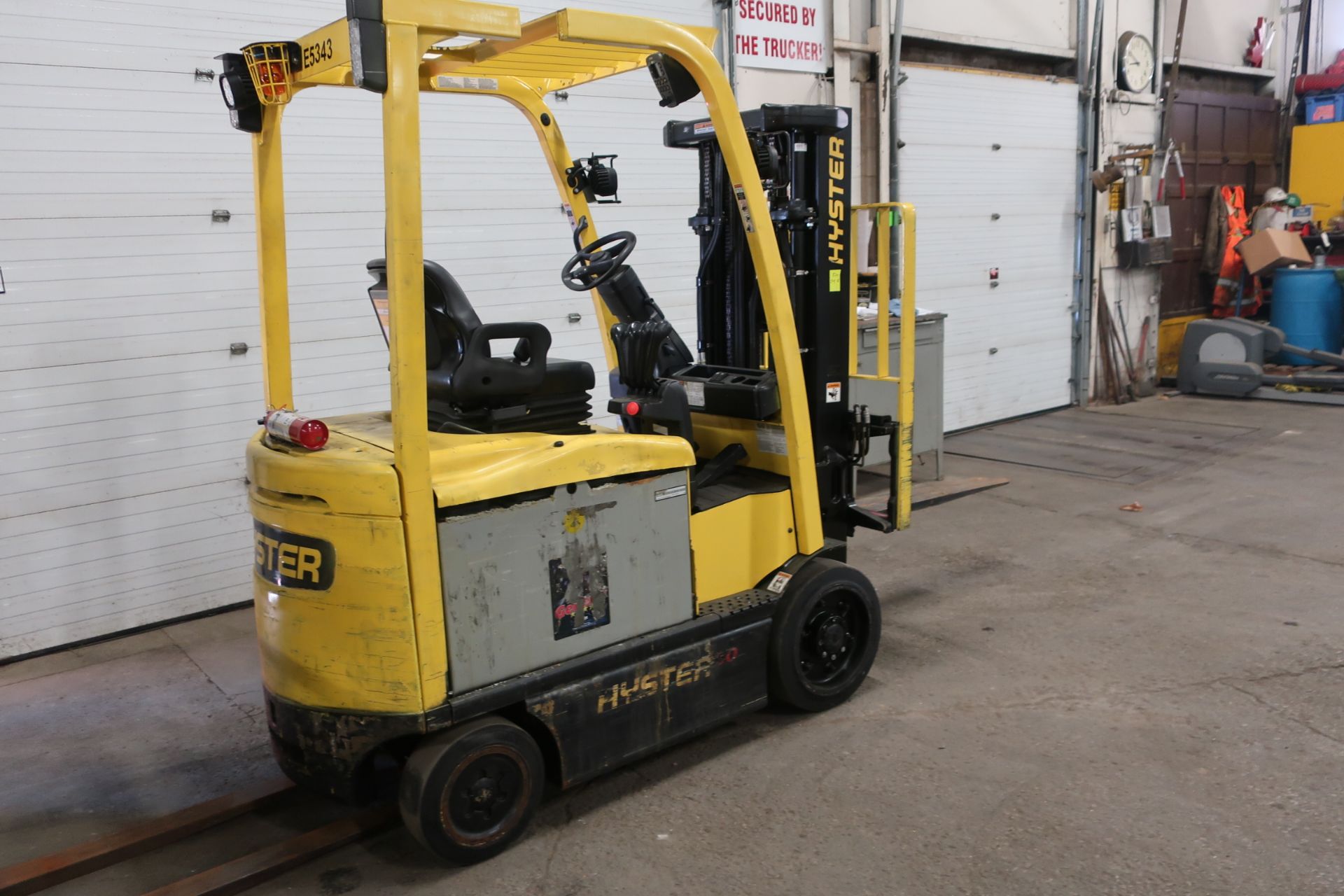 FREE CUSTOMS - 2011 Hyster 5000lbs Capacity Forklift with 3-stage mast - electric with charger