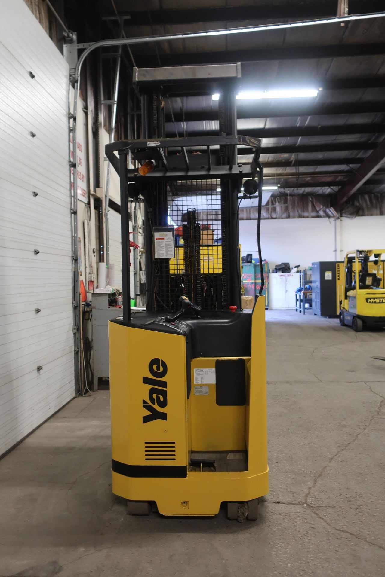 FREE CUSTOMS - 2005 Hyster Reach Truck Pallet Lifter with LOW HOURS and 3-stage electric with - Image 2 of 3