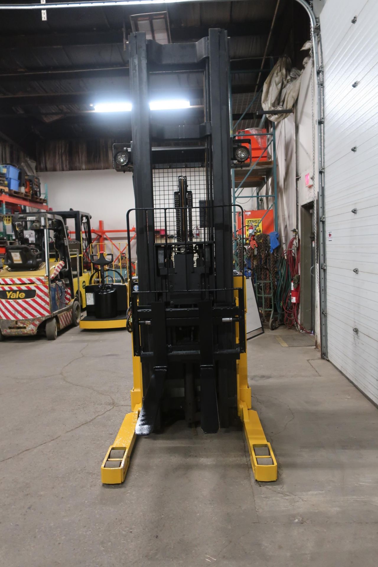 FREE CUSTOMS - 2005 Hyster Reach Truck Pallet Lifter with LOW HOURS and 3-stage electric with - Image 3 of 3