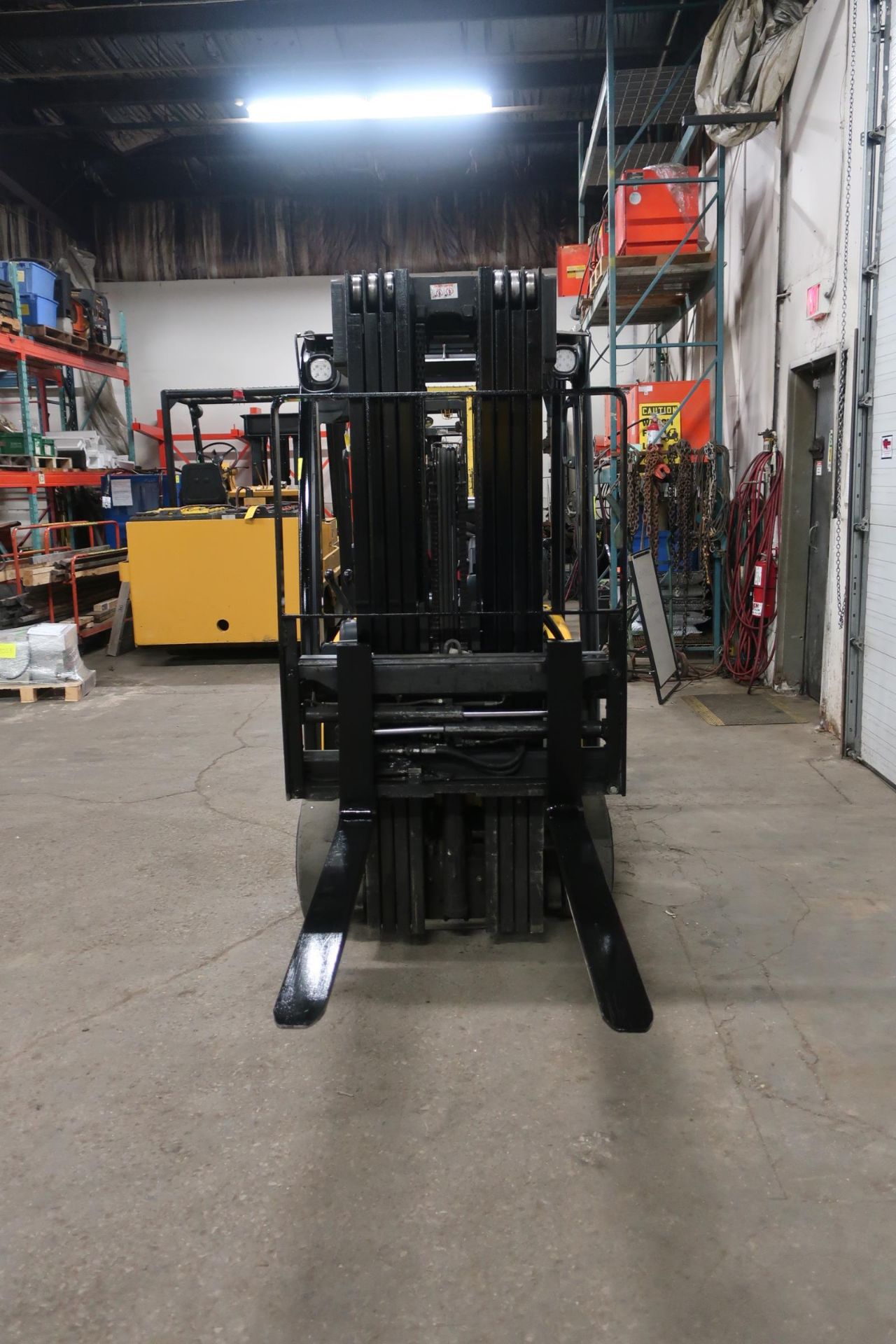 FREE CUSTOMS - 2014 Yale 3000lbs Forklift 3-Wheel unit with 4-stage Mast and Sideshift electric with - Image 2 of 3