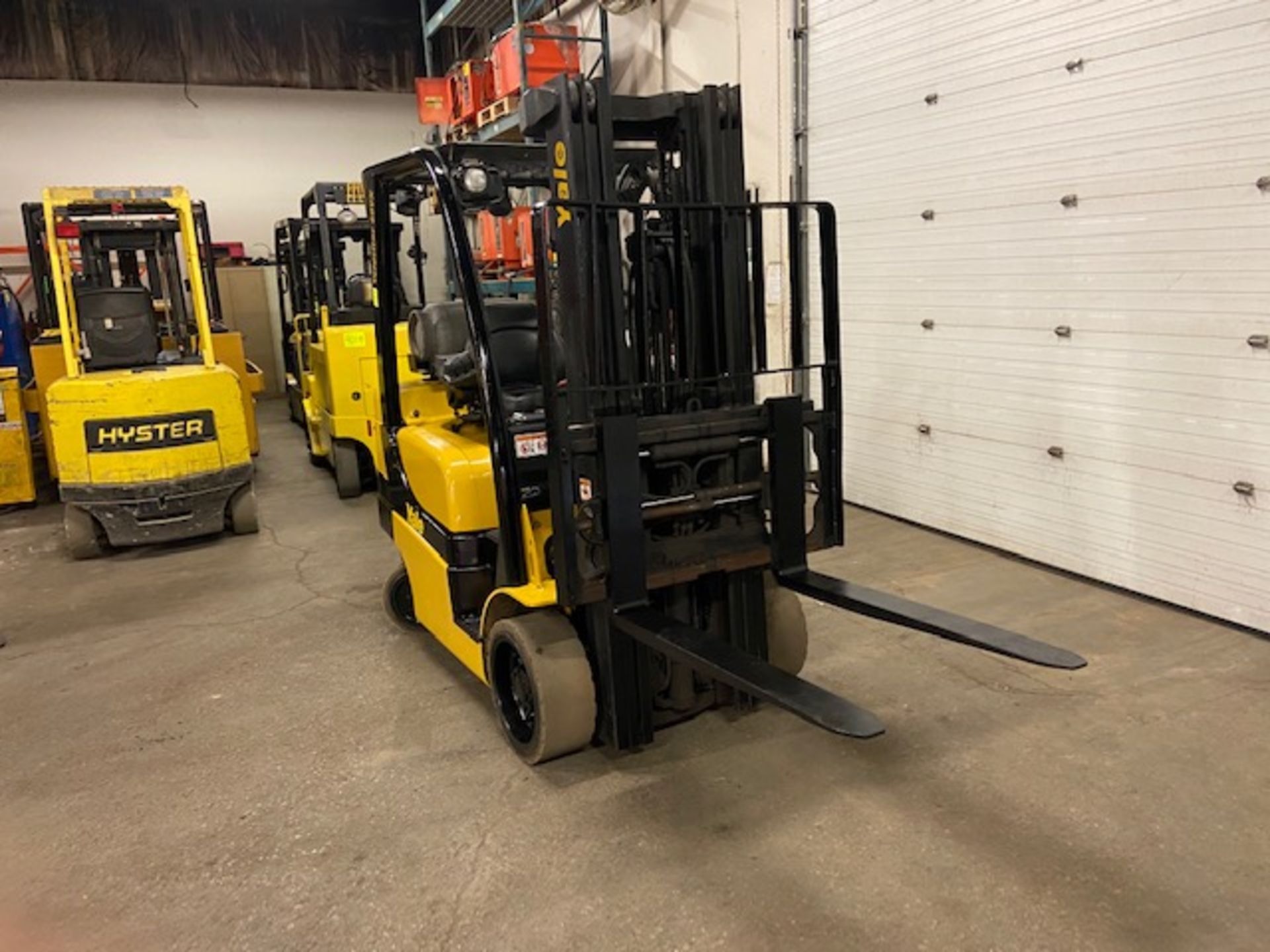 FREE CUSTOMS - 2015 Yale 6000lbs Capacity Forklift with 3-stage mast - LPG (propane) with - Image 2 of 2