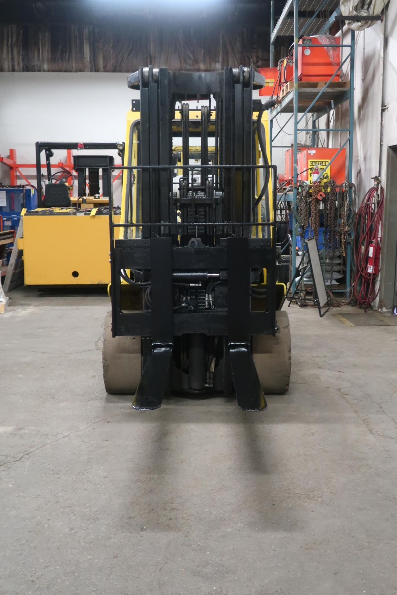 FREE CUSTOMS - Hyster 15500lbs Capacity Forklift with 3-stage mast - LPG (propane) with sideshift - Image 2 of 2